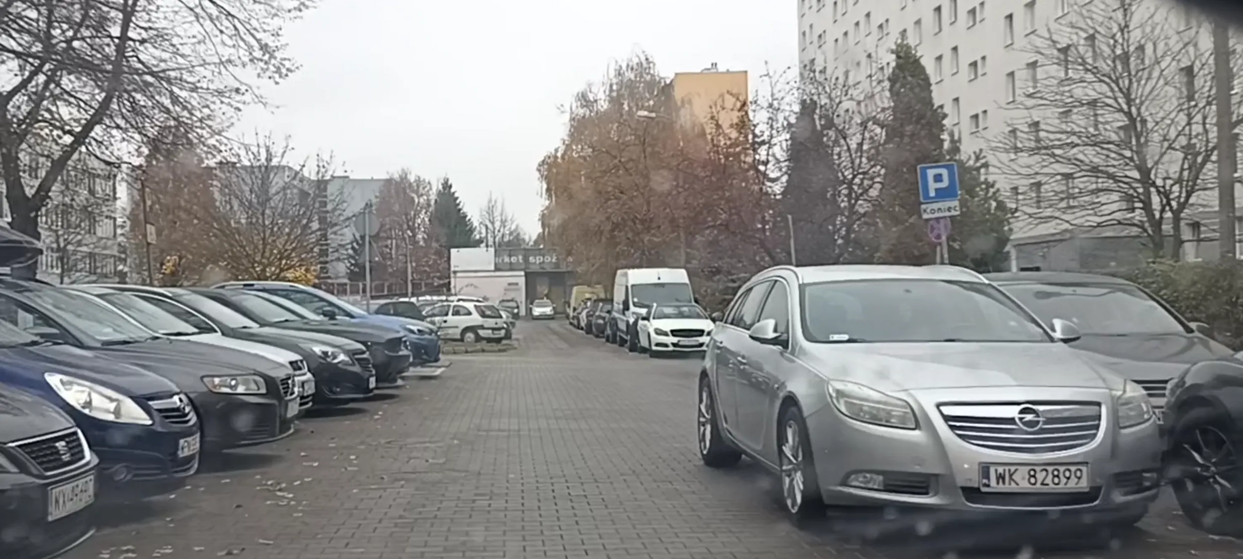 Wsiok utrudnia przejazd ulicą, parkuje jak wsiok.