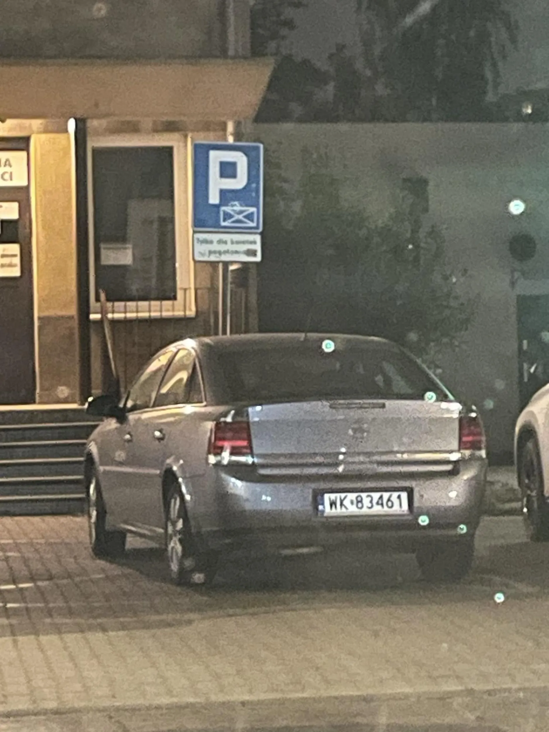 Jakiś fiut uniemożliwił karetce podjechać swoim opelkiem…. Żenada…. Już szkoda gadać…