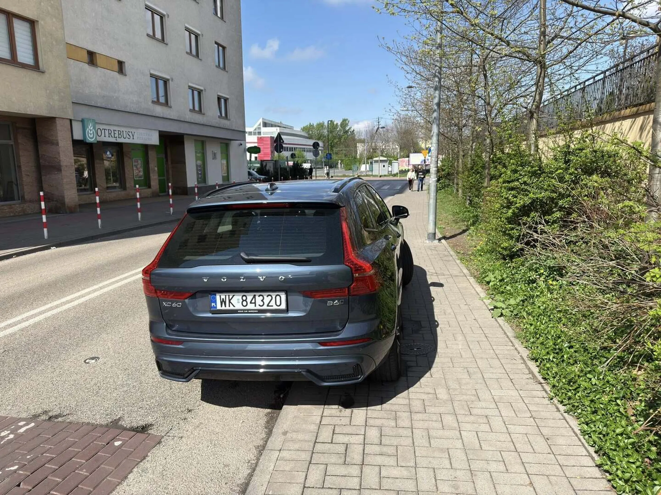 Parkują na środku chodnika nie zostawiając ustawowego 1,5 metra miejsca, a w reakcji na robienie zdjęcia wyzywają i atakują, próbując wyrwać telefon. Uważajcie na nich.