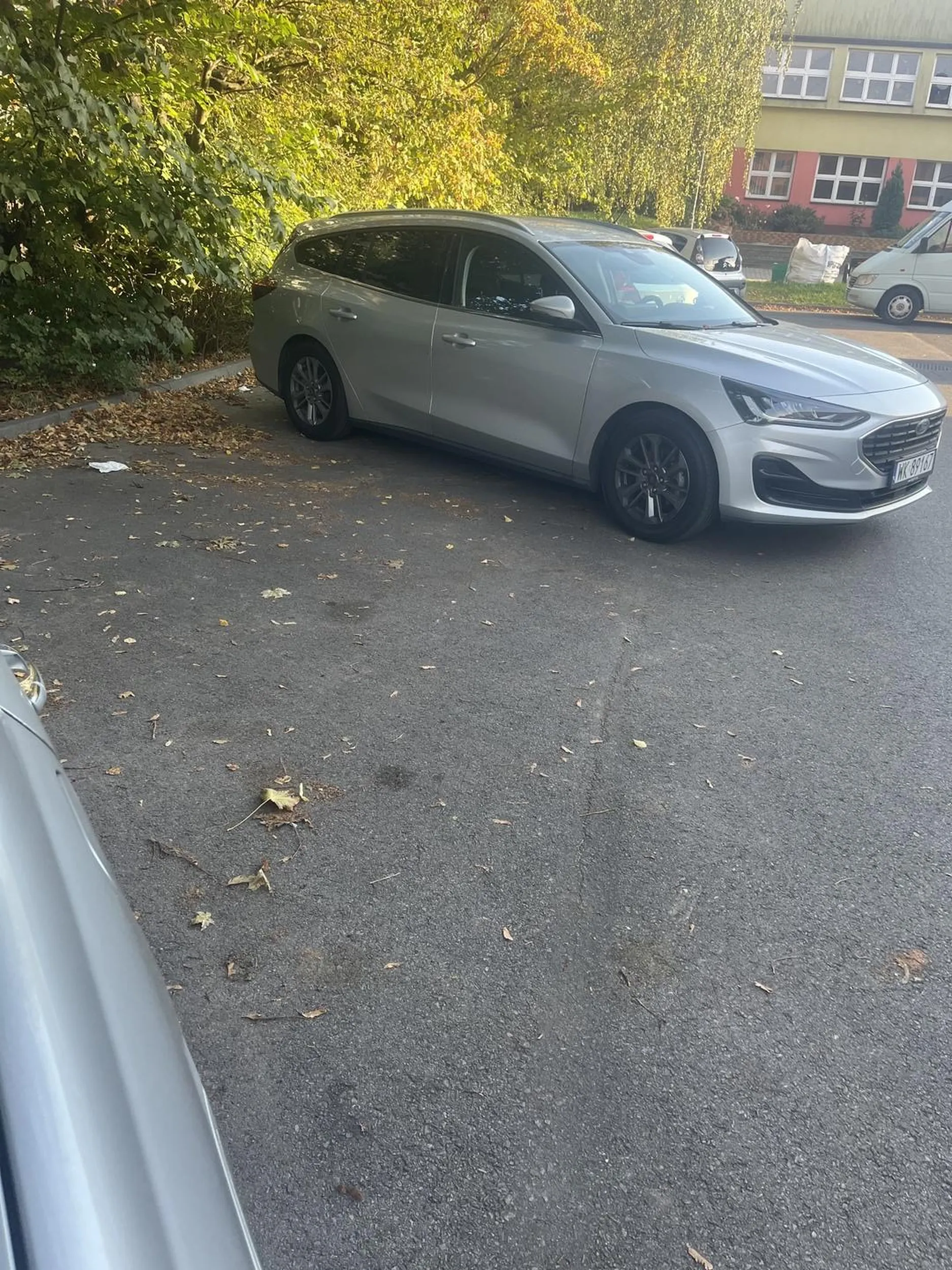 Parkuje jak typowy wiesniak ponad metr od kraweznika przez idiote ciezko wyjechac z parkingu…