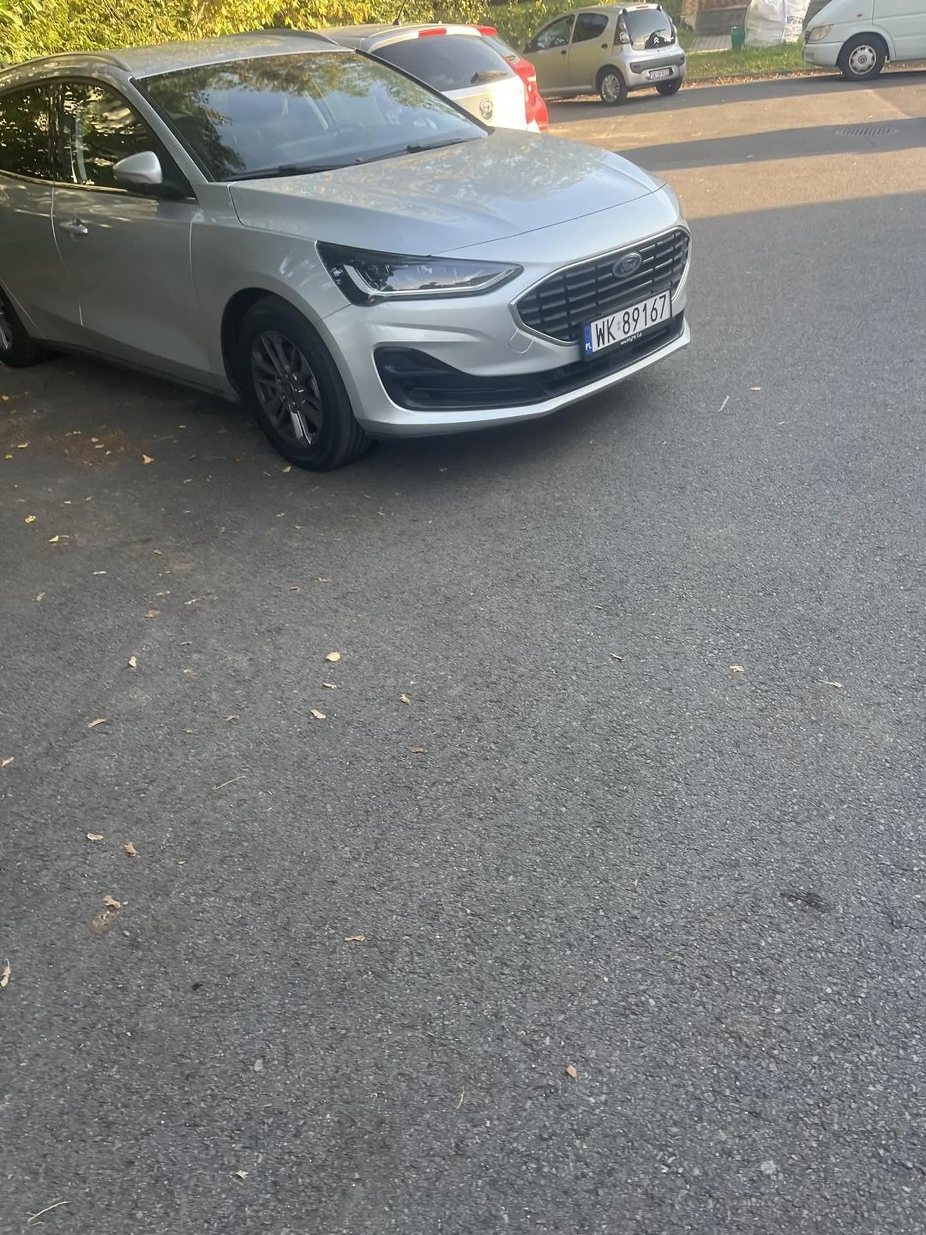 Parkuje jak typowy wiesniak ponad metr od kraweznika przez idiote ciezko wyjechac z parkingu…