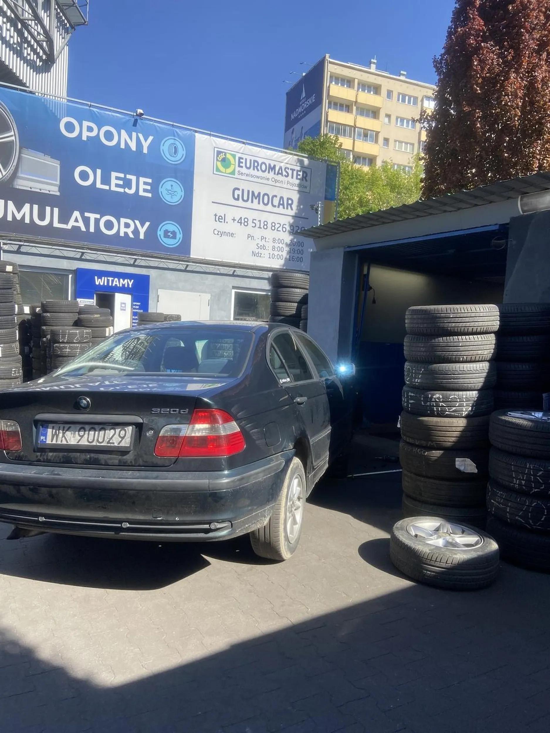 Jeździ na złomie.Zacząłem mu trąbić, omal nie odjechałem w bagażniku. OSTROŻNIE.