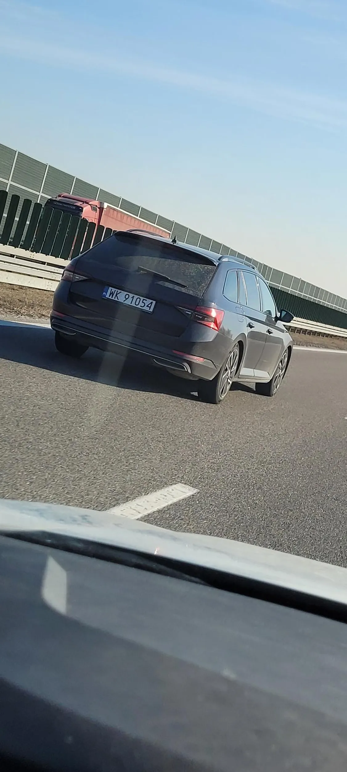 Pajac świeci długimi z odległości 300m, jedzie 3 oczka więcej, uzywa tylko lewego pasa mimo że prawy wolny na autostradzie