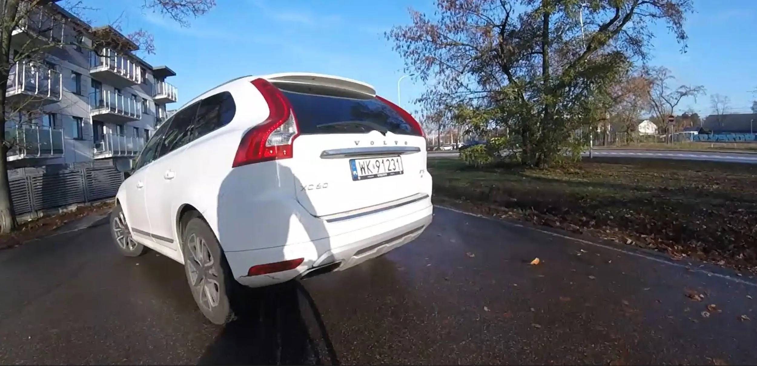 Kierowca Volvo XC60, po odstawiniu dziecka do pobliskiego przedszkola, nie widzi niczego poza swoim nosem. Włączając się do ruchu ignoruje rowery i przed nimi bez wcześniejszej sygnalizacji kierunkami zawraca na skrzyżowaniu. Masakra!