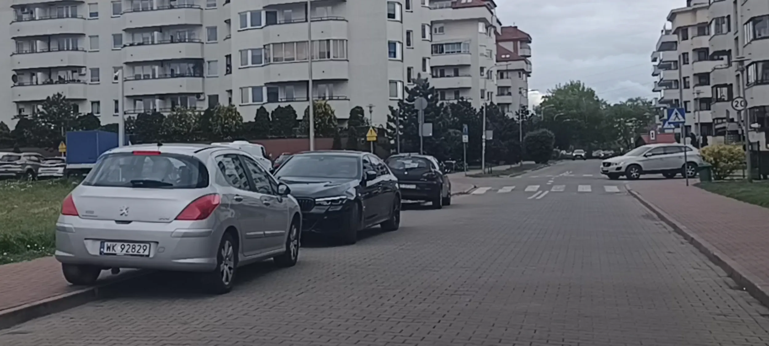 Wieś parkuje na chodniku na ulicy z zakazem zatrzymywania się i postoju