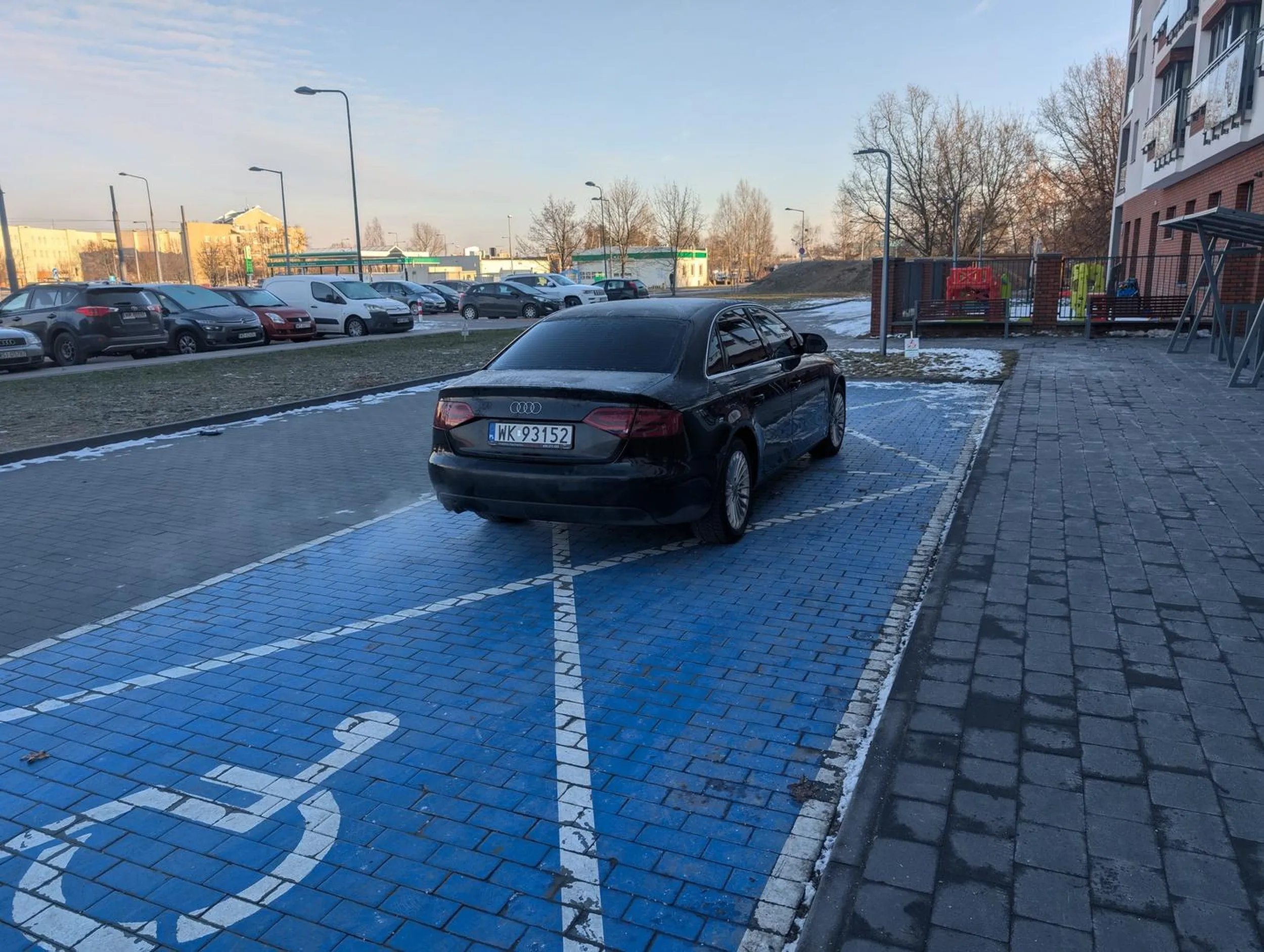 "tylko na chwilę" to wystarczające uprawnienie, żeby zająć 2 miejsca dla osób z niepełnosprawnością...