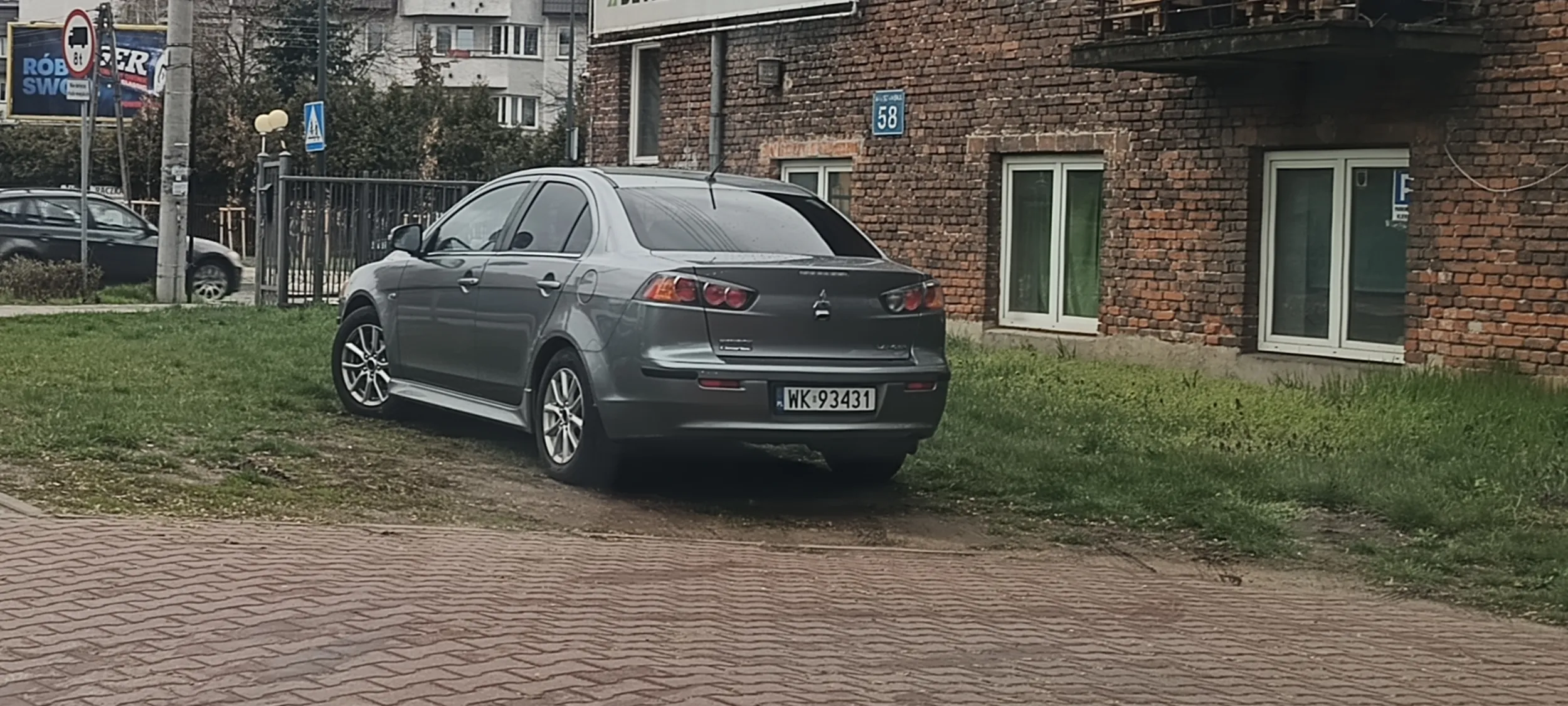 Dla chama pusty plac parkingowy był za mały i musiał zaparkować na trawniku