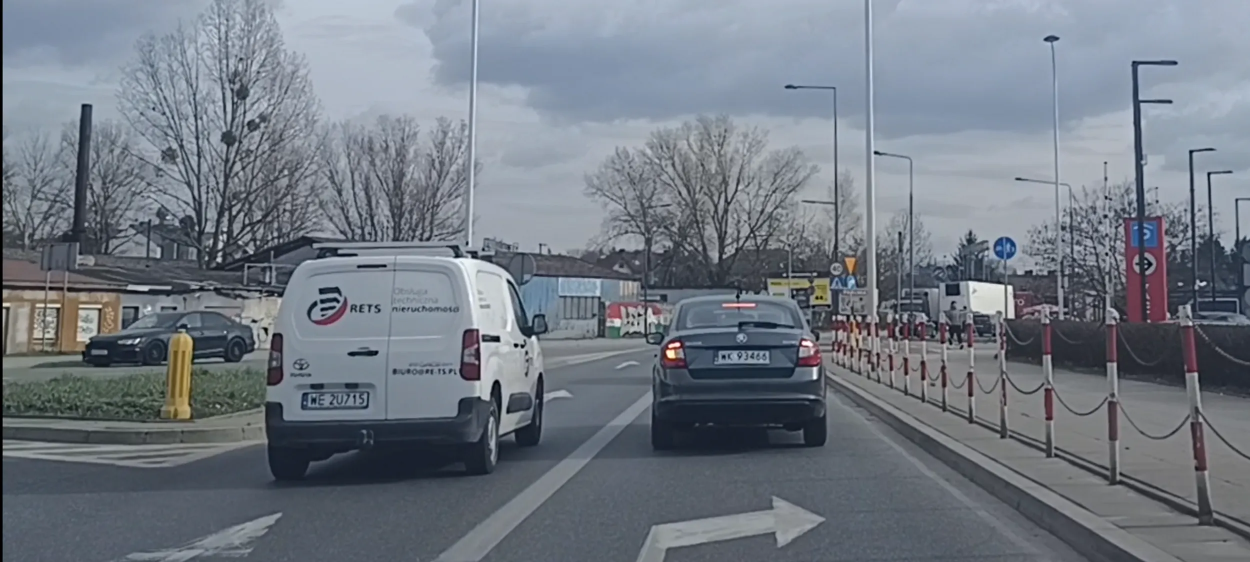 Skręcanie w lewo z pasa do skręcania w prawo jest zabronione. Siadaj Jasiu, pała, przyjedź jutro z ojcem!