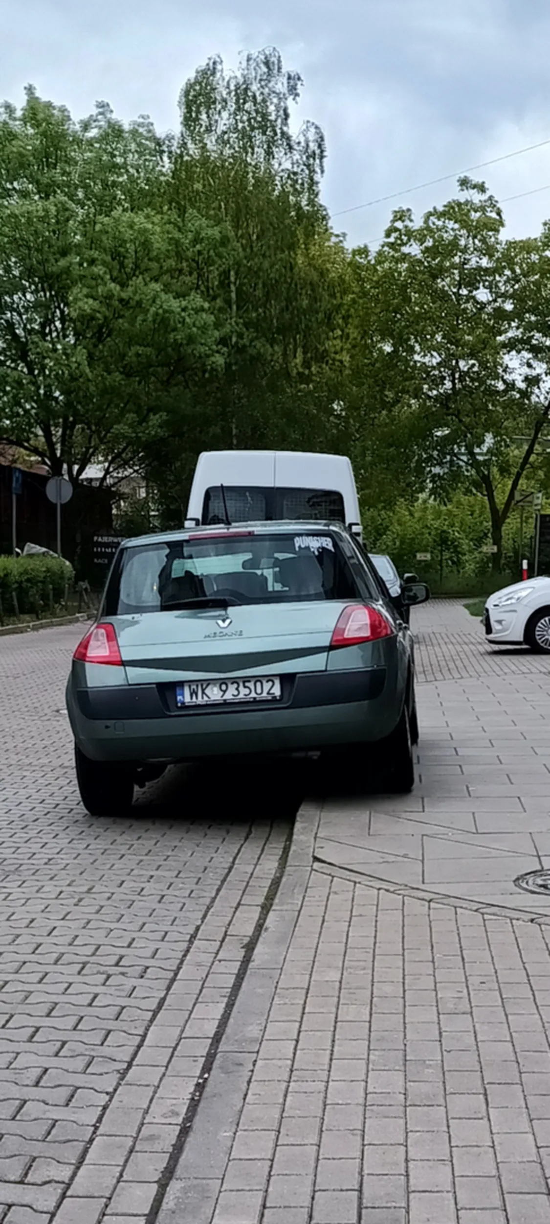 Chamskie parkowanie na chodniku na ulicy z zakazem zatrzymywania się i postoju. Kierujący to wyborca PO i Trzaskowskiego więc prawo ma w dupie.