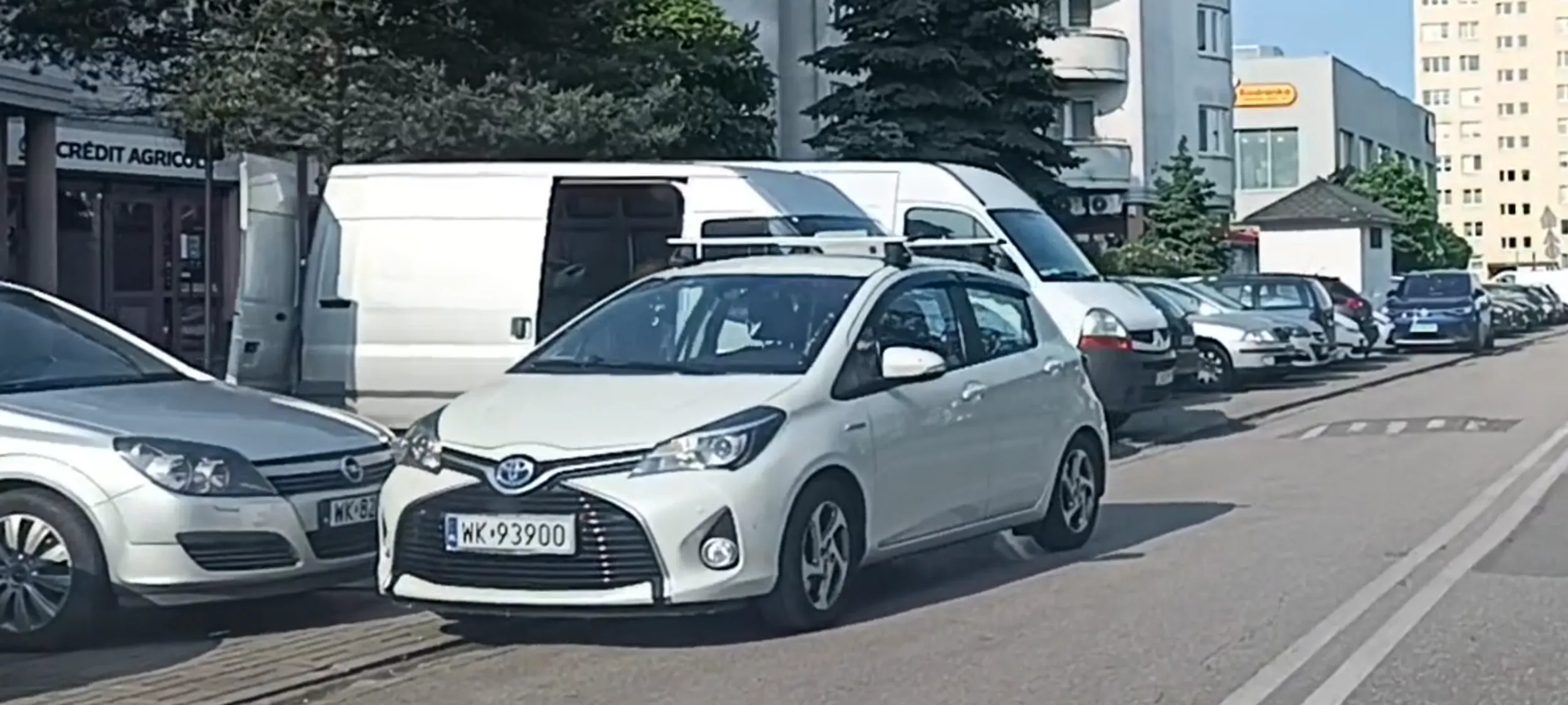 Nielegalne parkowanie przed przejściem dla pieszych i zastawianie innym wyjazdu z miejsca parkingowego.