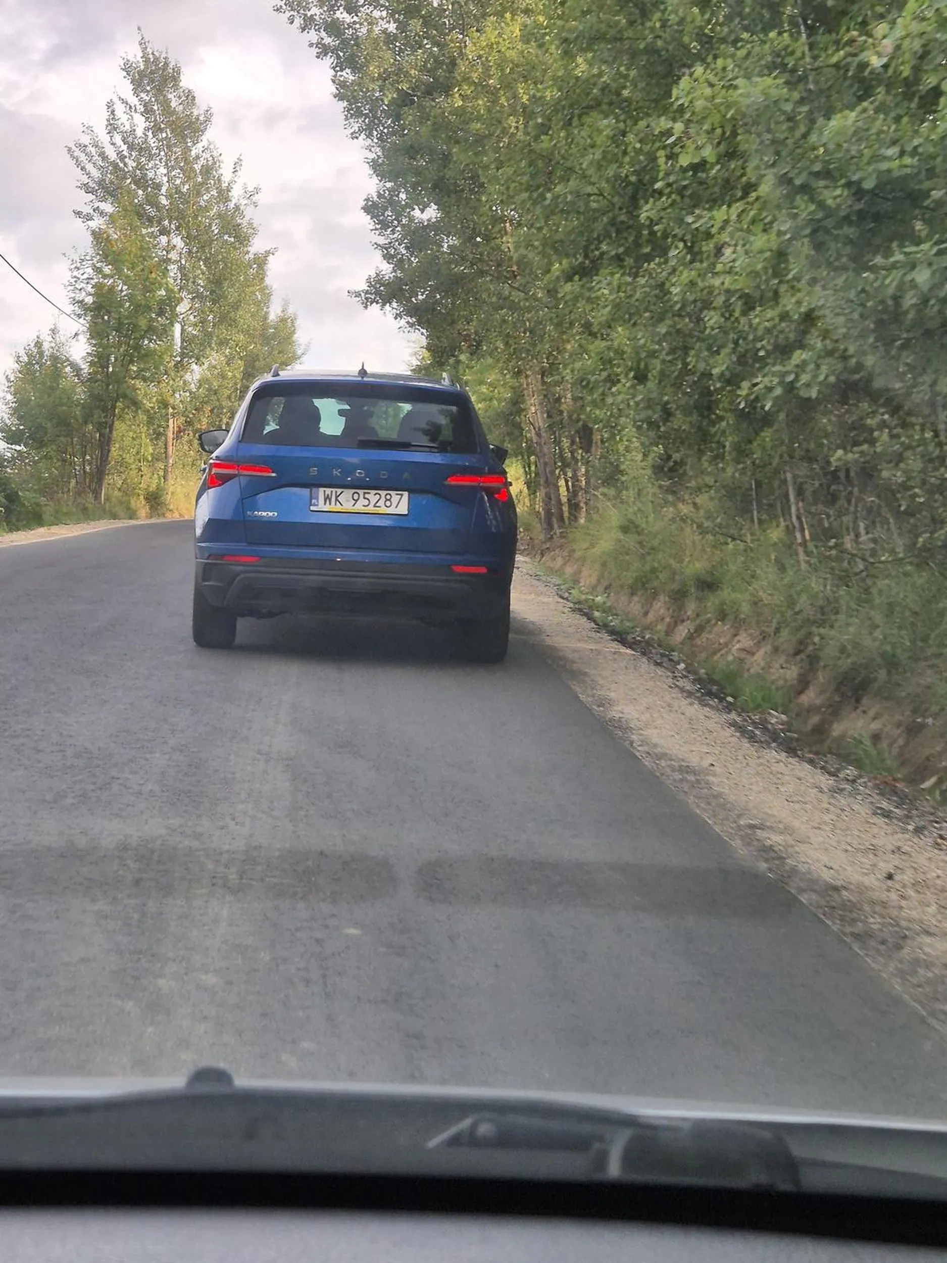 Moja babcia szybciej chodzi niż ty jeździsz człowieku. 30 na 50 jedziesz i jeszcze na czerwonym przejeżdżasz w Szaflarach przy Kościele, gdzie nic nie widać.