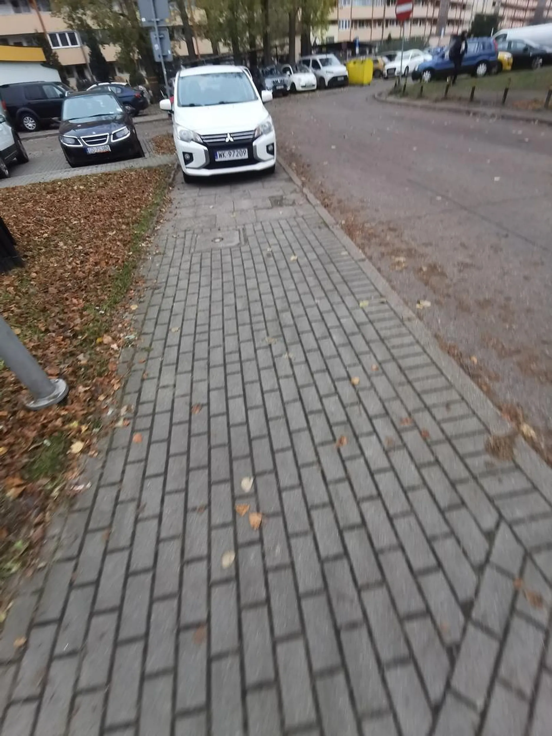 Parkowanie na całej szerokości chodnika