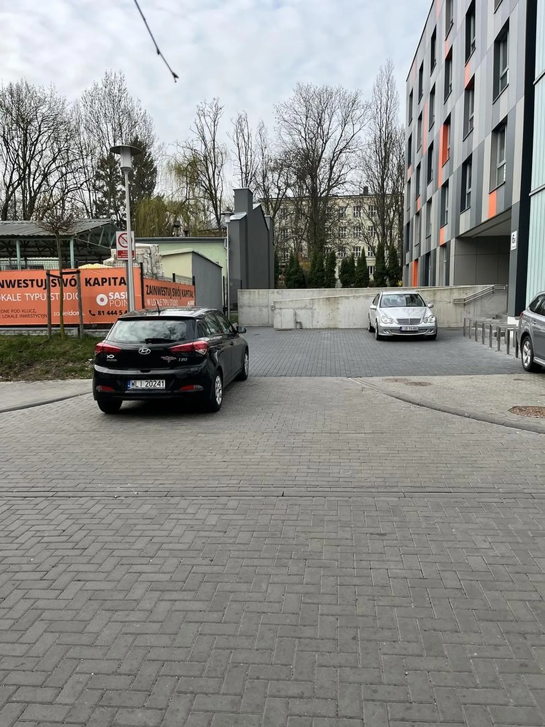 Takim dużym samochodem też bałbym się pchać w tak ciasne miejsca