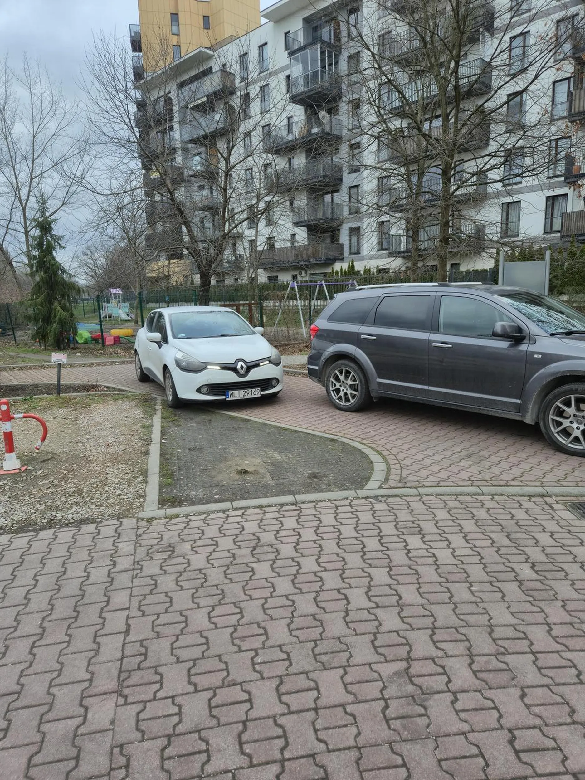 Kierowca zablokował cały chodnik na powyżej doby. W ten sposób zmusza ludzi na wózkach żeby przejechały dodatkowe kilkaset metrów do swoich domów. Bo geniusz musi regularnie blokować chodnik.