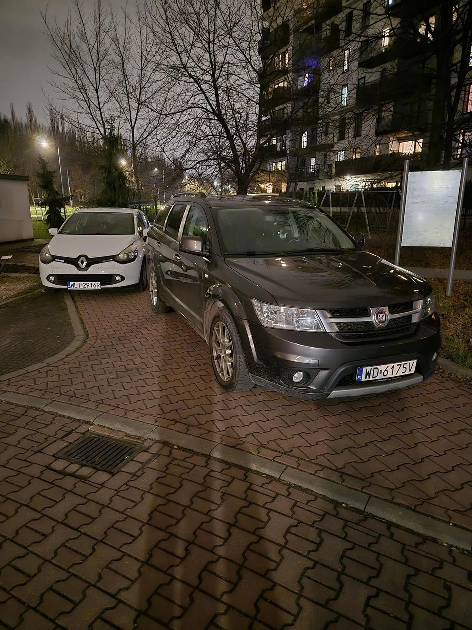 Kierowca zablokował cały chodnik na powyżej doby. W ten sposób zmusza ludzi na wózkach żeby przejechały dodatkowe kilkaset metrów do swoich domów. Bo geniusz musi regularnie blokować chodnik.