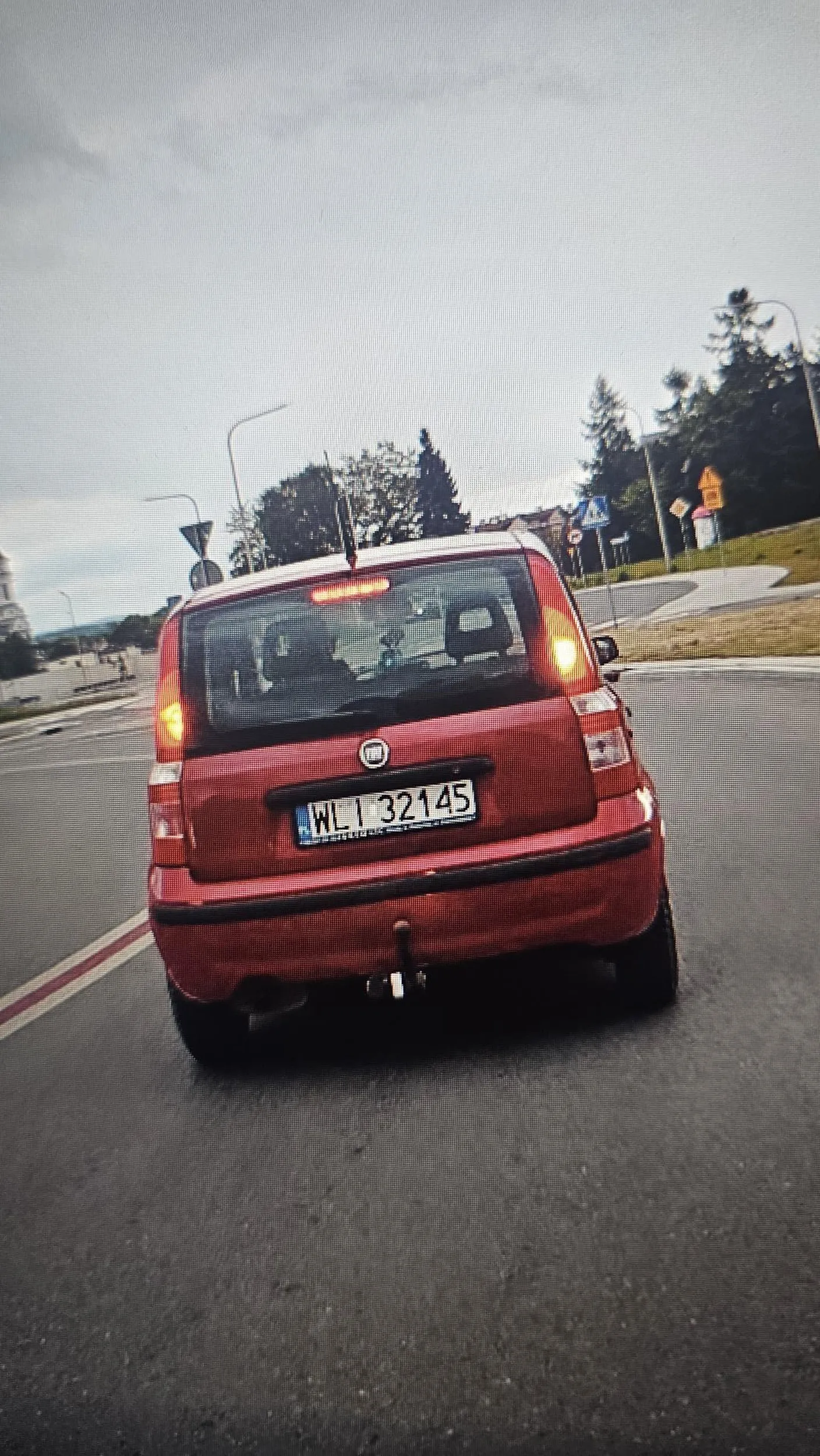 Weś sie naucz jeździć tą pandą, najpierw sie włóczysz jak burak szukając czegoś w schowkach paląc fajkę, gdy ktoś chce wyprzedzic to przyspieszasz tylko po to żeby włóczyć się dalej