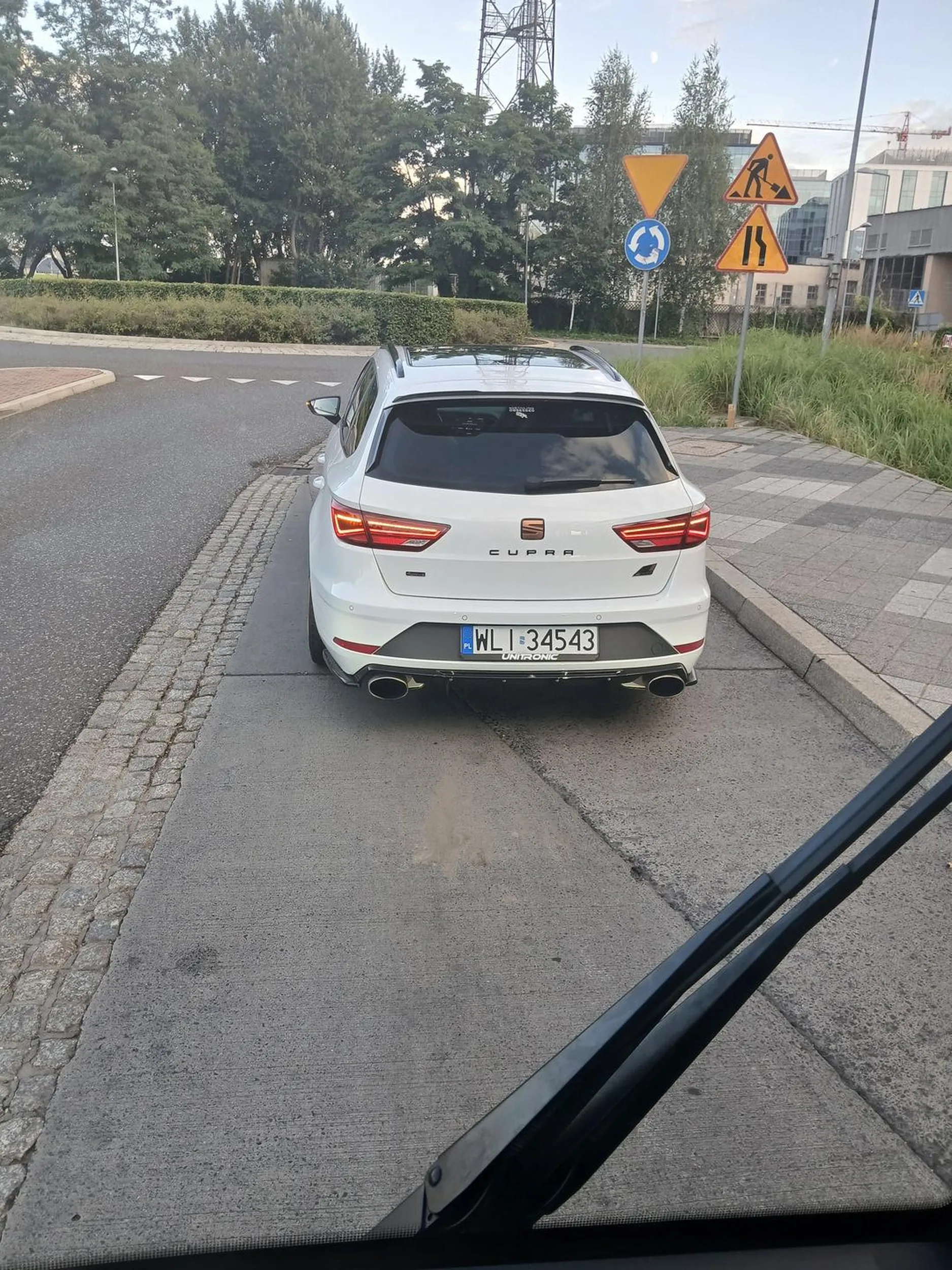 Po cozatrzymać się na parkingu czy stacji obok, jak można swobodnie utrudniać ruch w zatoce. Miał bliżej do kwiatomatu dla pulchnej narzeczonej. Kraków, ch Bonarka.