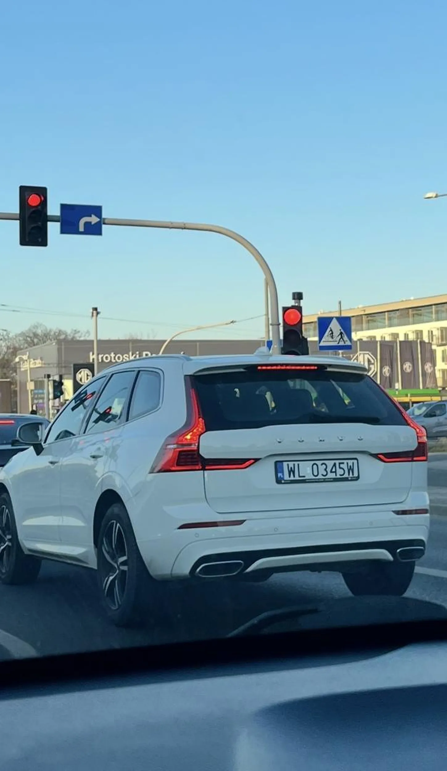 Jeździ w terenie zabudowanym jak po torze wyścigowym, chyba chcąc zaimponować lali w czapce siedzącej obok. W międzyczasie robi jej zdjęcia z dzióbkiem. Wieś się bawi.