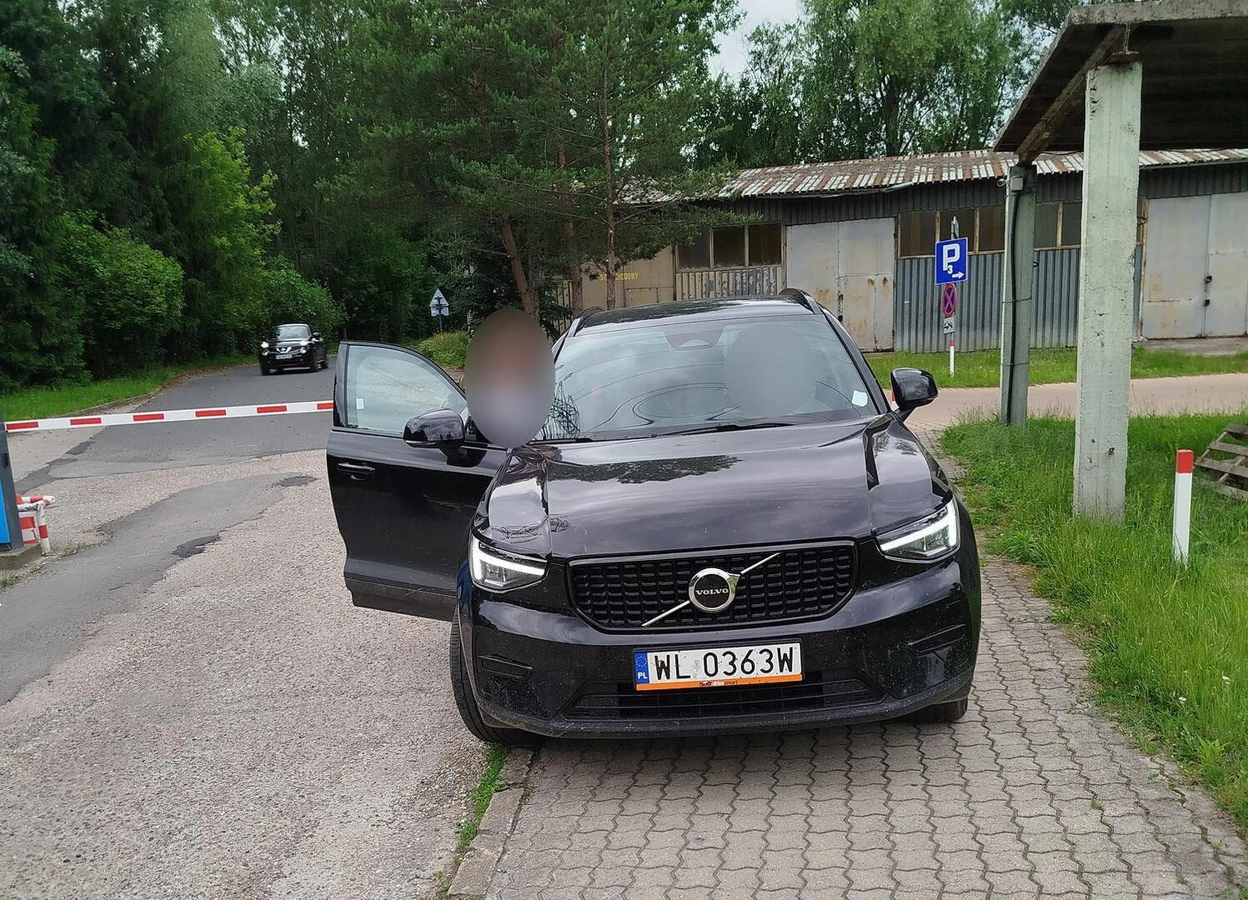 Tyle miejsca zostawione dla pieszego i jeszcze sie prują.