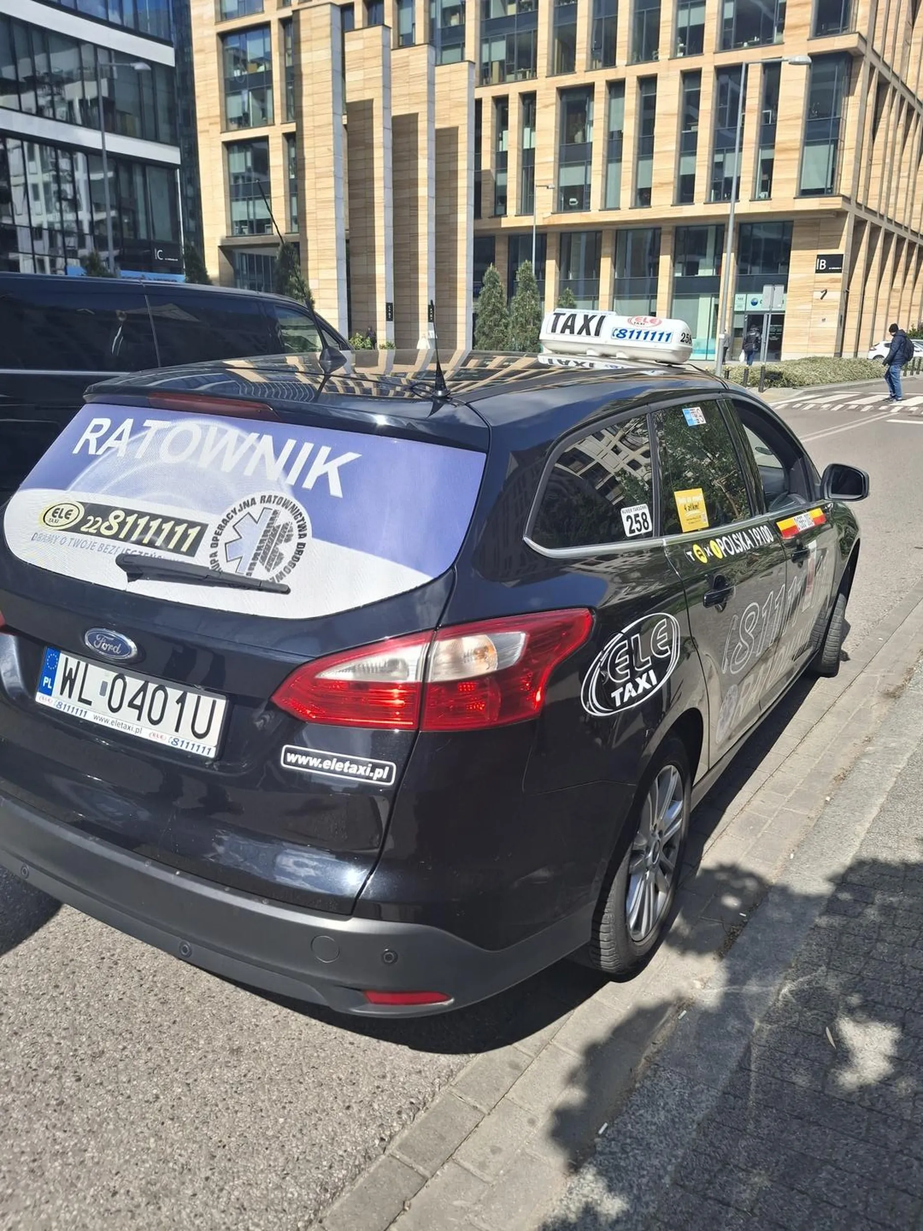 Chamski cierp, który stoi na miejscu dla pieszych i nawet nie ruszy się z miejsca by ustąpić pieszemu. Oby jak najmniej takiego chamstwa wśród taksiarzy. Właśnie dlatego nie znoszę polskich taksówkarzy. Ich stan umysłu to komuna, cwaniactwo i chamstwo. Życzę więcej pokory do przepisów ruchu drogowego i szacunku do ludzi. Zgłaszam sprawę do Straży Miejskiej.