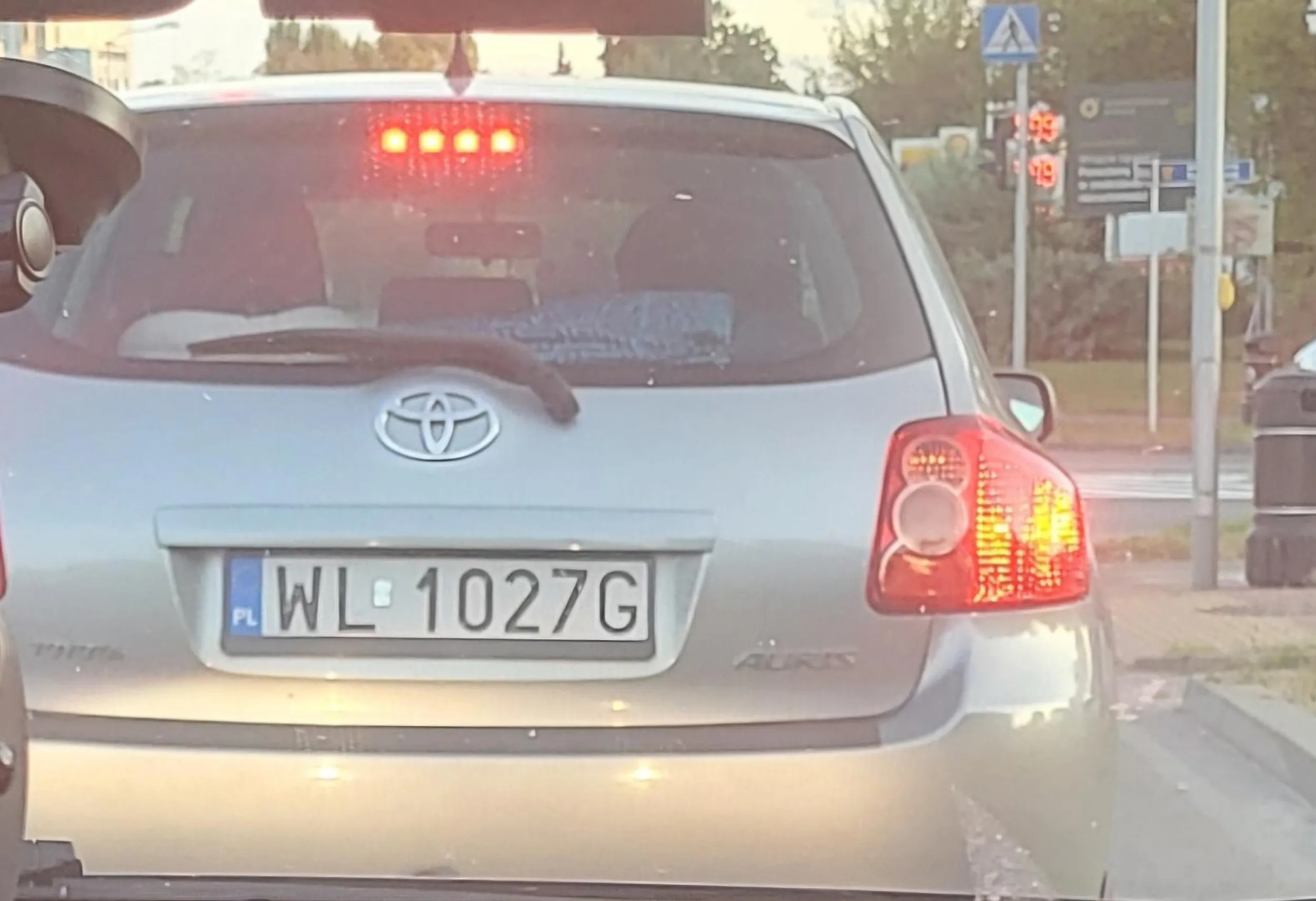 Pozdrowienia dla świni (bo w tym przypadku inne określenie nie pasuje), która wyrzuca śmieci przez w trakcie jazdy. Pewnie żyjesz w chlewie ale nie zaśmiecaj ulic!