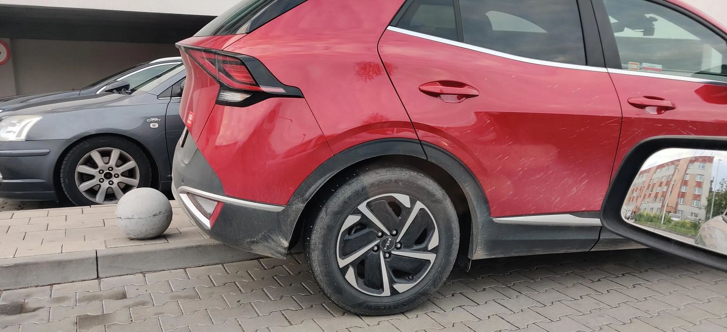 Szanowny Kolego - te kulki, pomiędzy które się tak pięknie władowałeś z chirurgiczną precyzją, wyznaczają miejsce ANTYPARKINGOWE. Nie leć z nami w kulki i grzecznie parkuj w wyznaczonych miejscach albo Cię odholujemy.