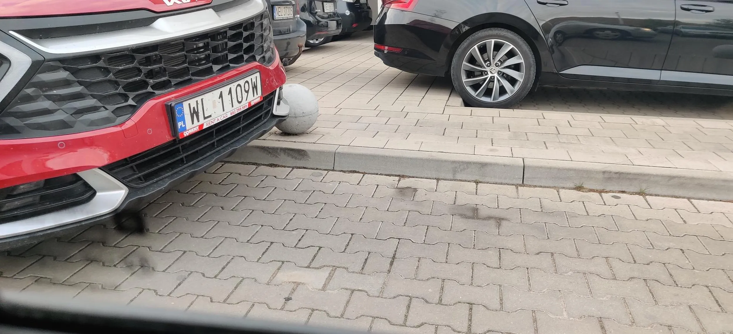 Szanowny Kolego - te kulki, pomiędzy które się tak pięknie władowałeś z chirurgiczną precyzją, wyznaczają miejsce ANTYPARKINGOWE. Nie leć z nami w kulki i grzecznie parkuj w wyznaczonych miejscach albo Cię odholujemy.