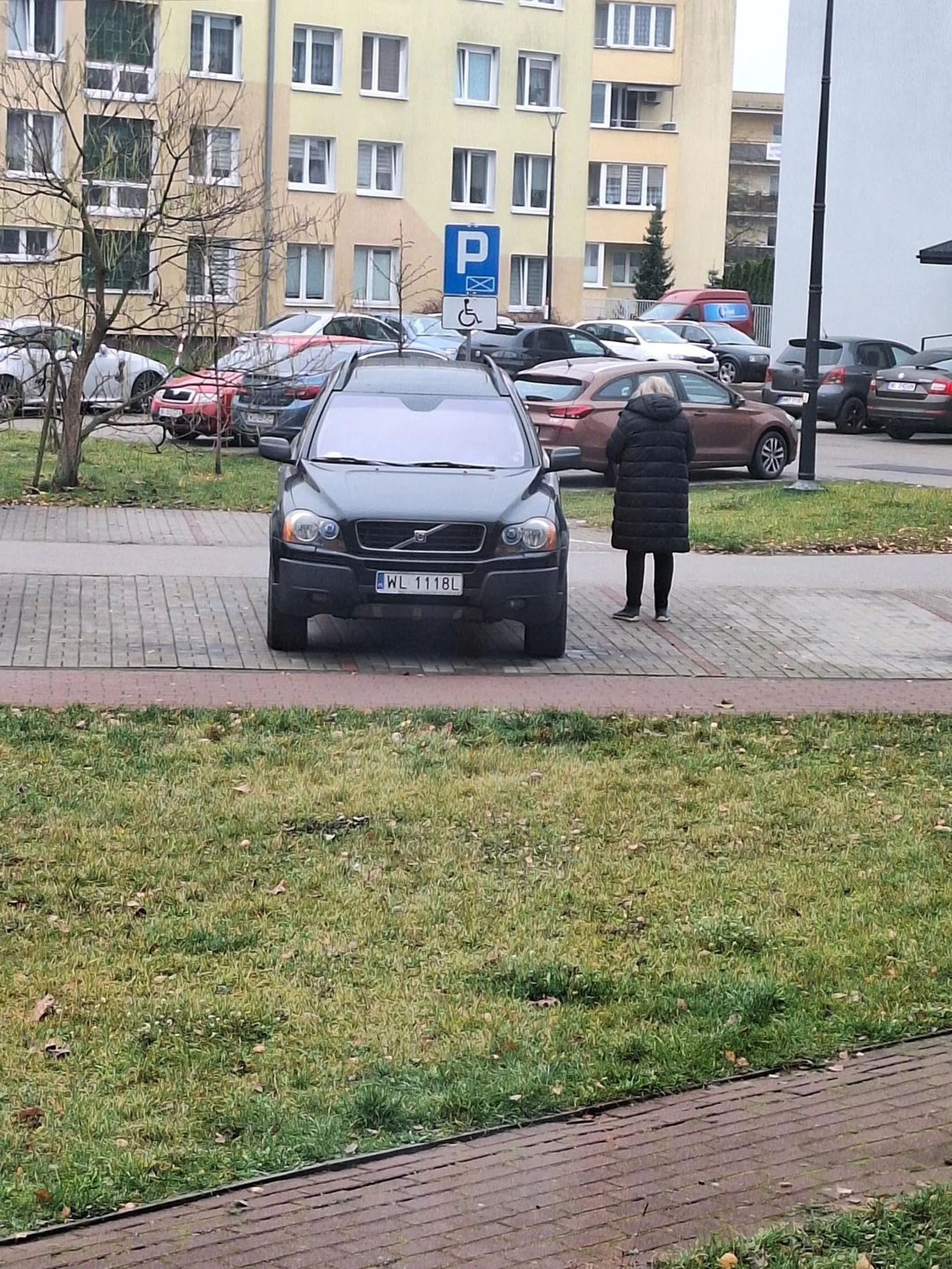 Nie umie parkować, blokuje miejsce na tydzień. Gdzie mieszkańcy nie mogą przez tego kierowcę zaparkować. Jak nie umiesz jeździć dużym, to sobie maluch kup to może wtedy uda się prawidłowo zaparkować.