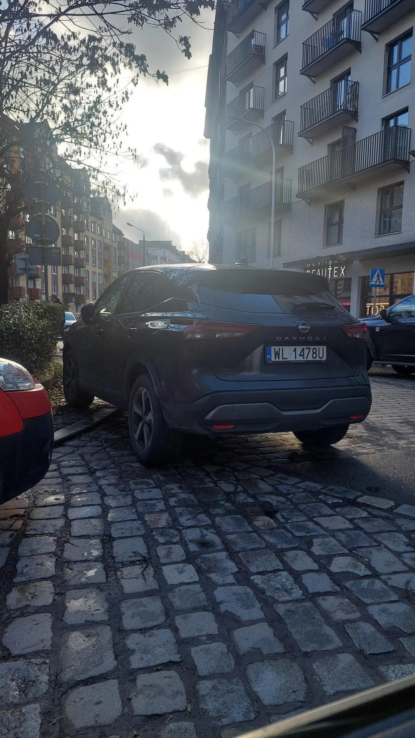 As parkowania. Na środku skrzyżowania tak, że nie widać lewej strony jak się chce wyjechać z podporządkowanej. Brawo.