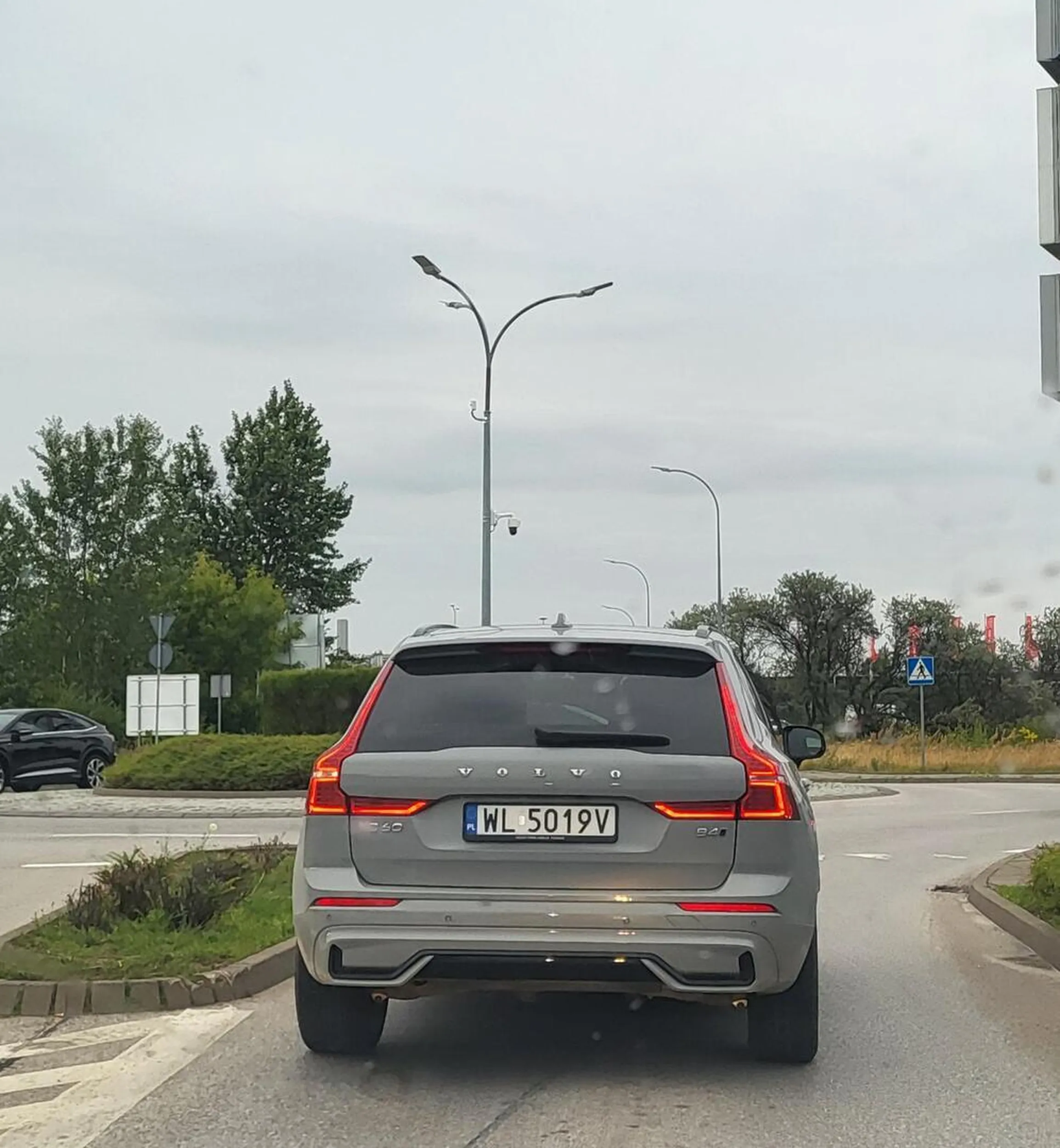 Pan nie wie że sie nie wpycha na chama i wymusza na bes,czela jak sie wyjezdza z podporzadkowanej pomijając że wpuściliśmy auto przed nim a on jak rasowy burak na chama sie wciśnie xc 60