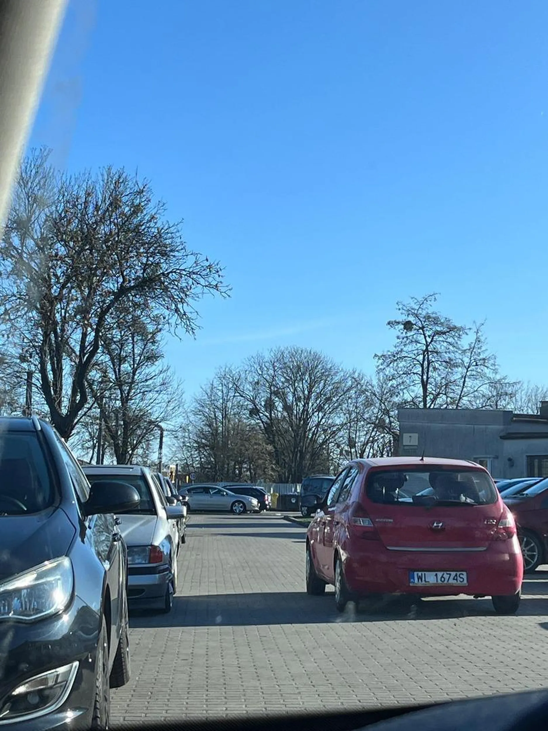 Pani nie potrafi jeździć, przywaliła pani w auto nie pozdrawiam