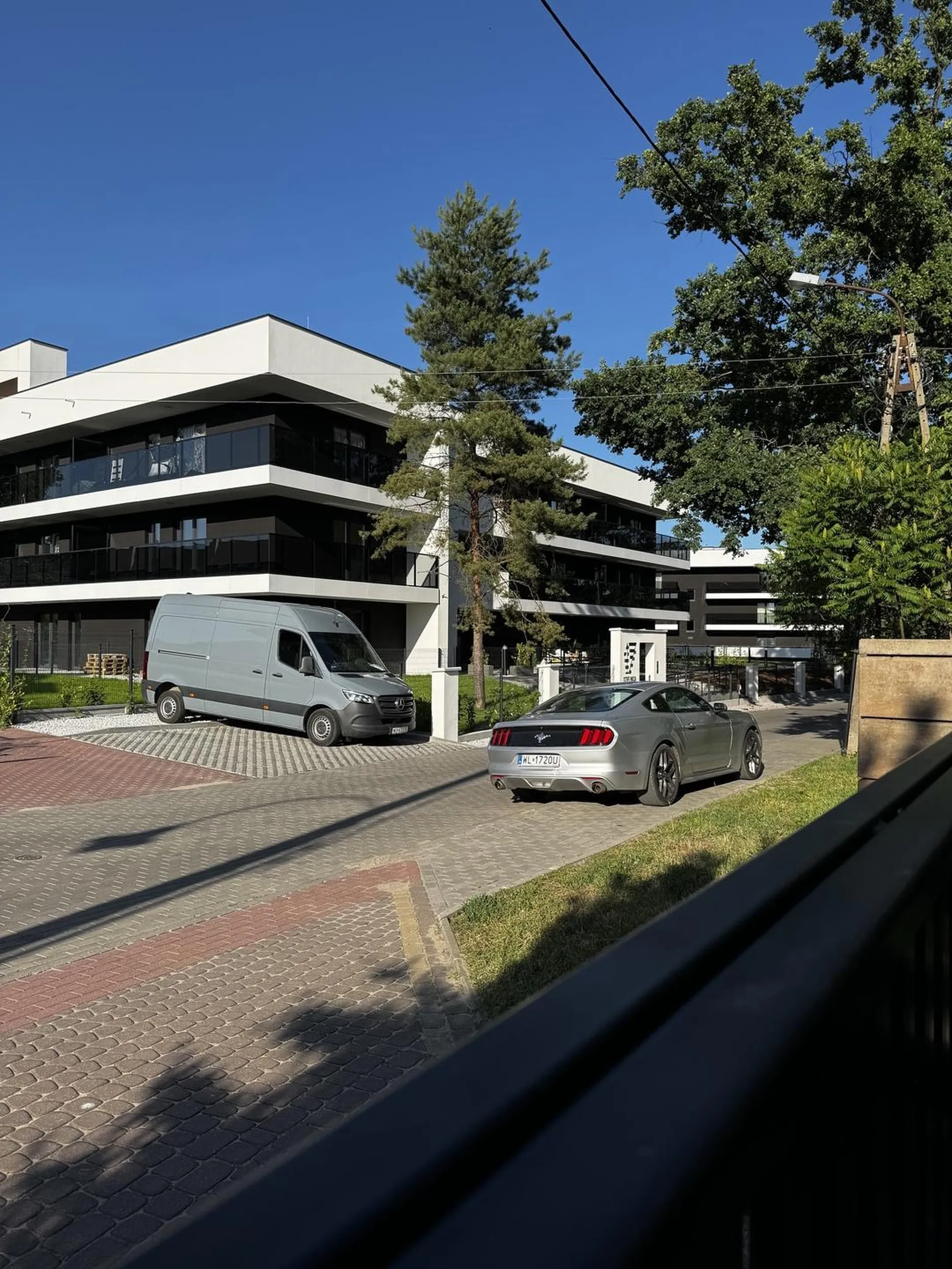 Kolego, mam nadzieję, że już nie będziesz tak parkował jak oszołom. Nie da się przejść po chodniku.