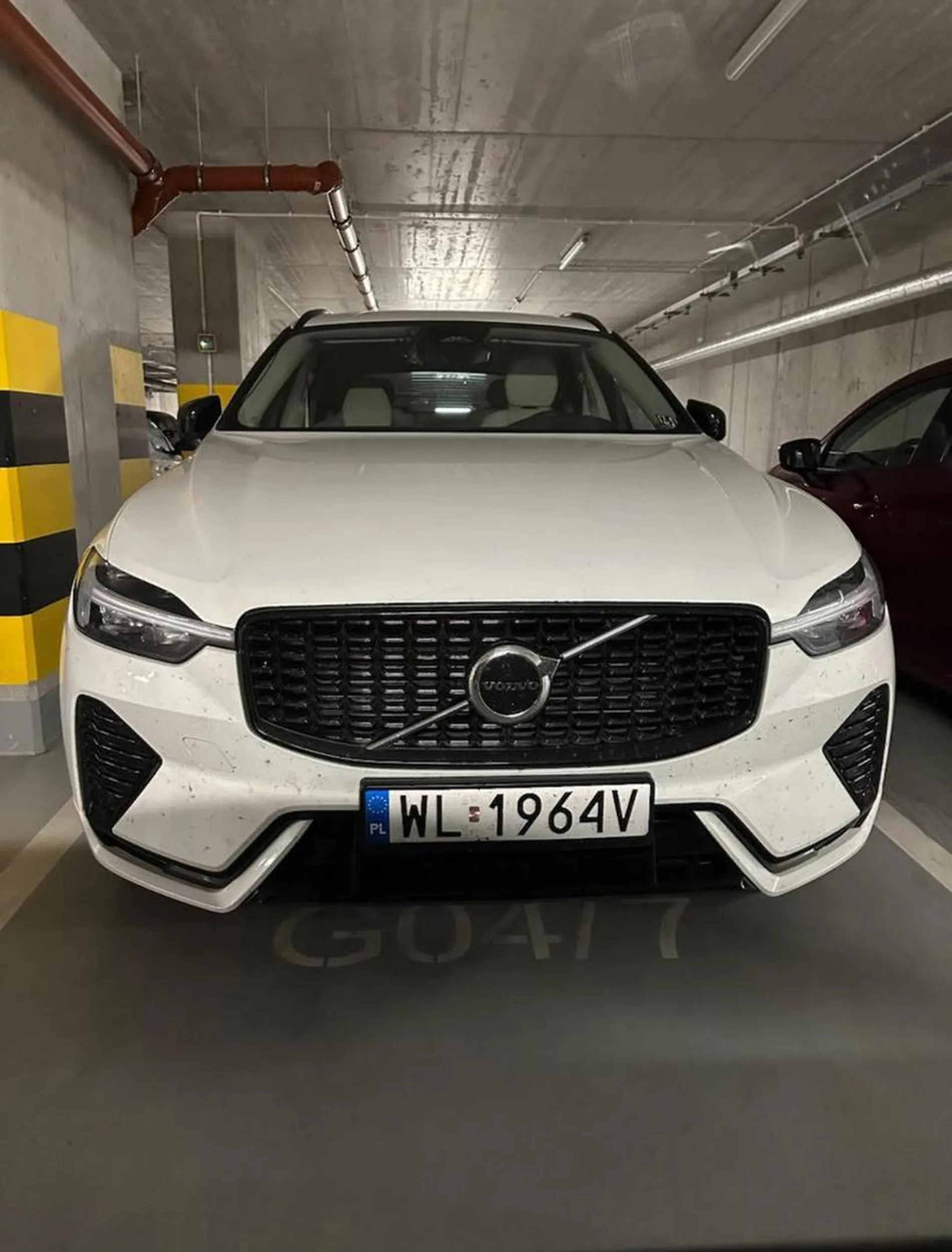 parkuje na cudzych miejscach postojowych.