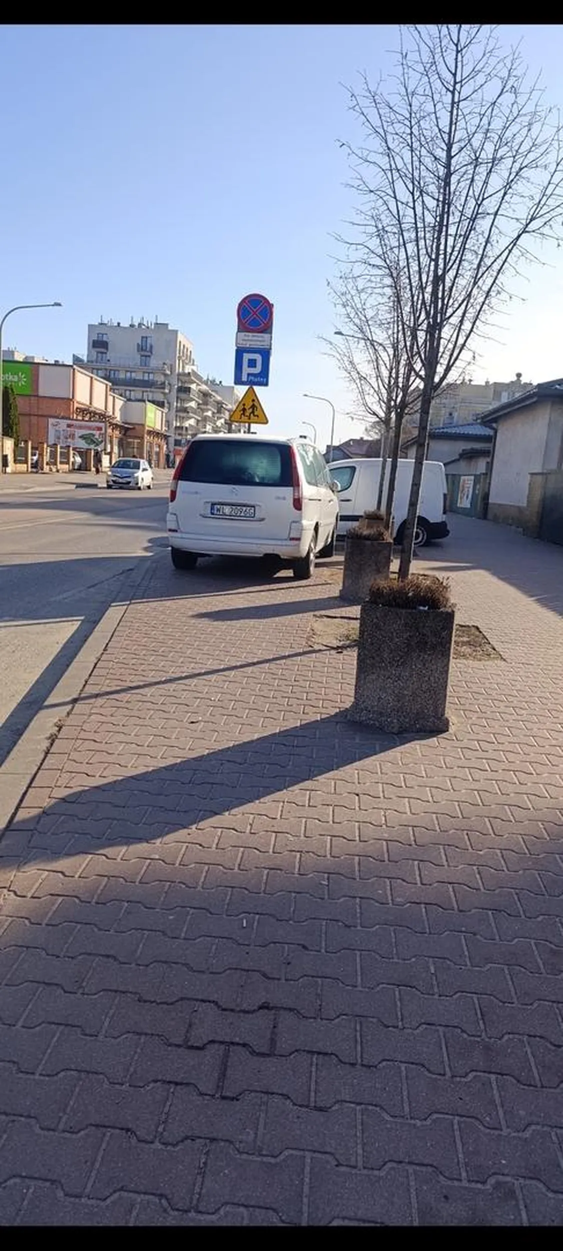 Kierowca stałe parkuje na chodniku, przed miejscami wyznaczonymi do parkowania.