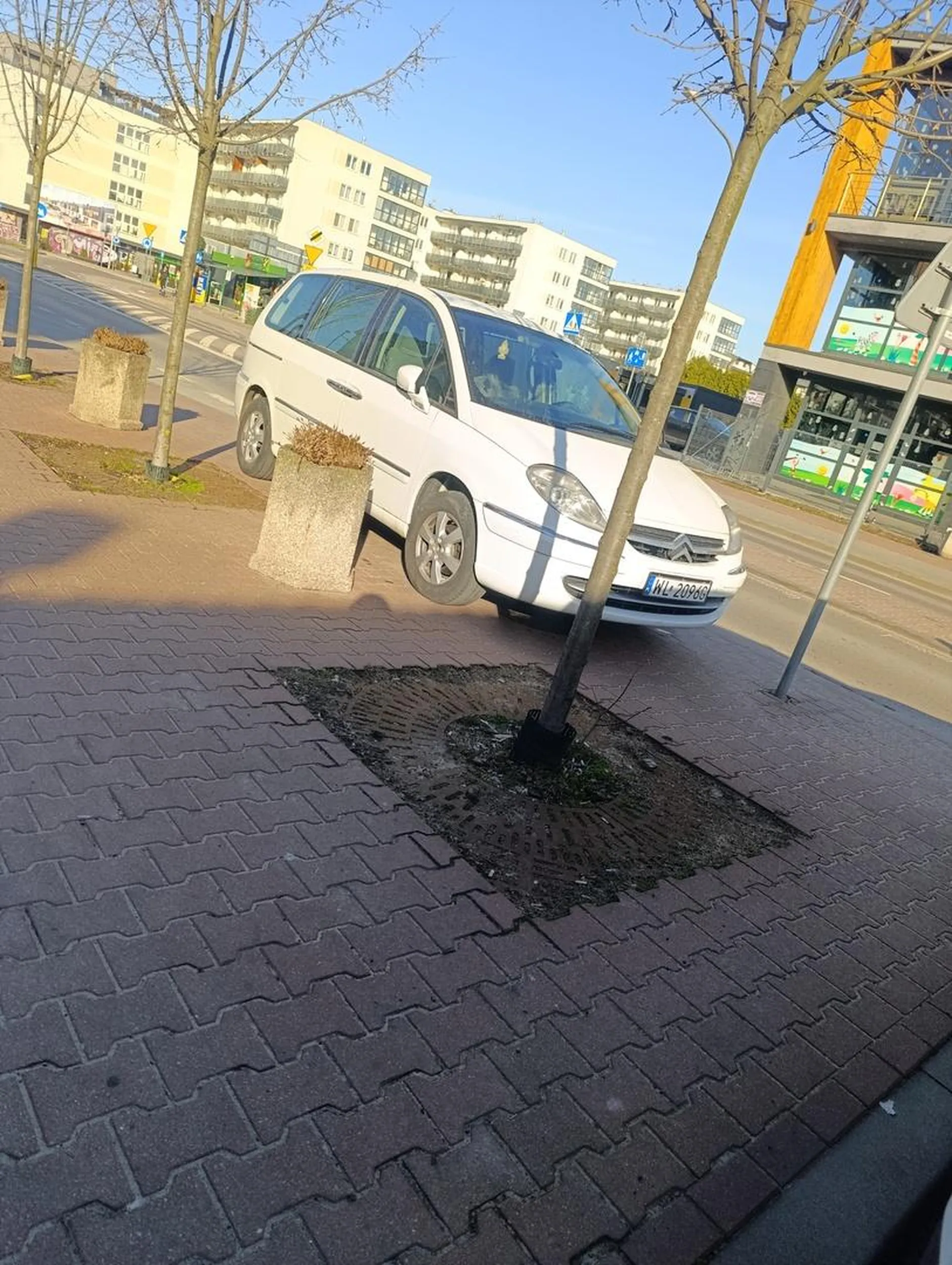 Kierowca stałe parkuje na chodniku, przed miejscami wyznaczonymi do parkowania.