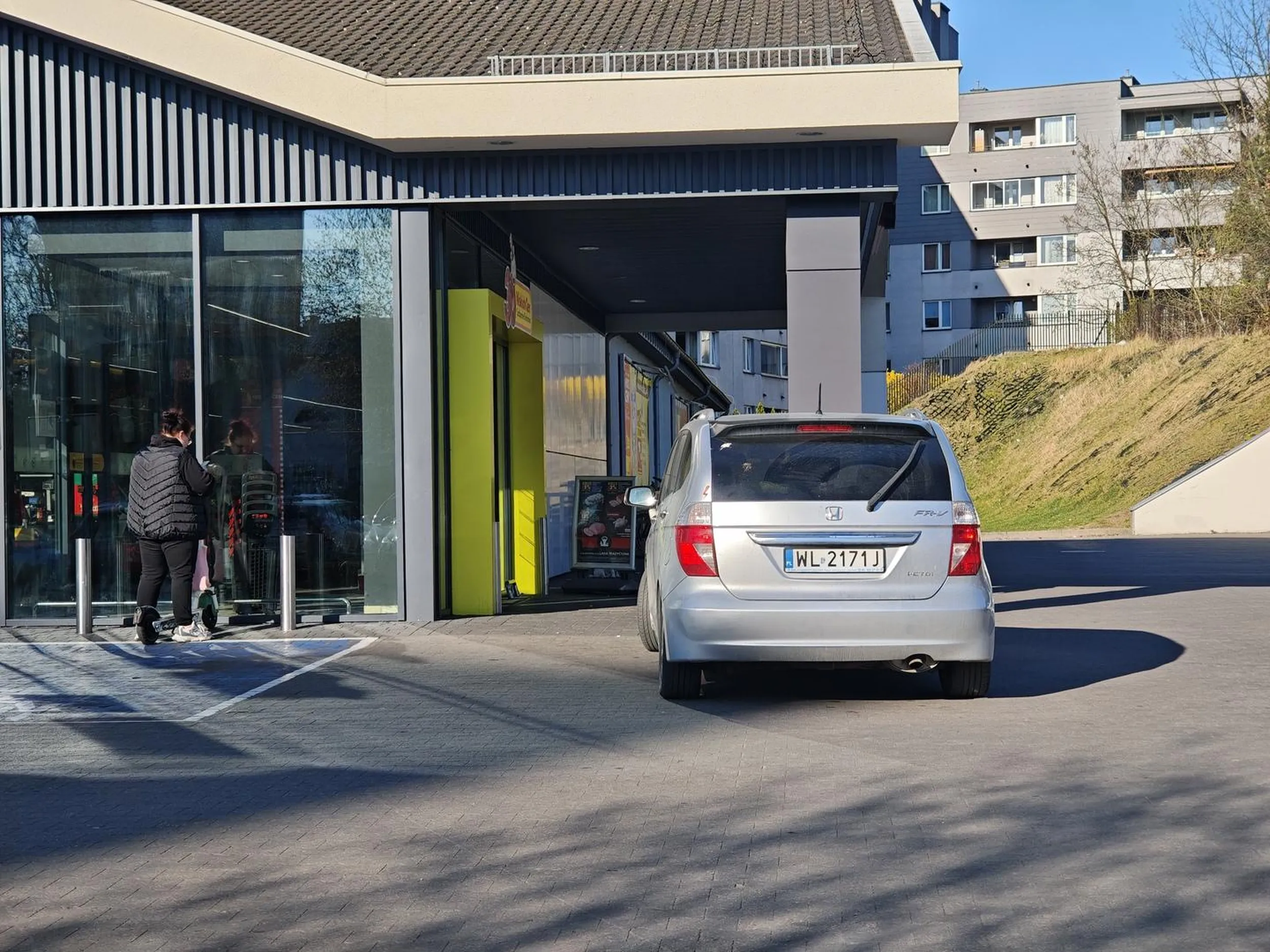 Były miejsca na parkingu, ale musiała zaparkować w drzwiach. Du*a za ciężka, ale jeść nadal się chce... ?