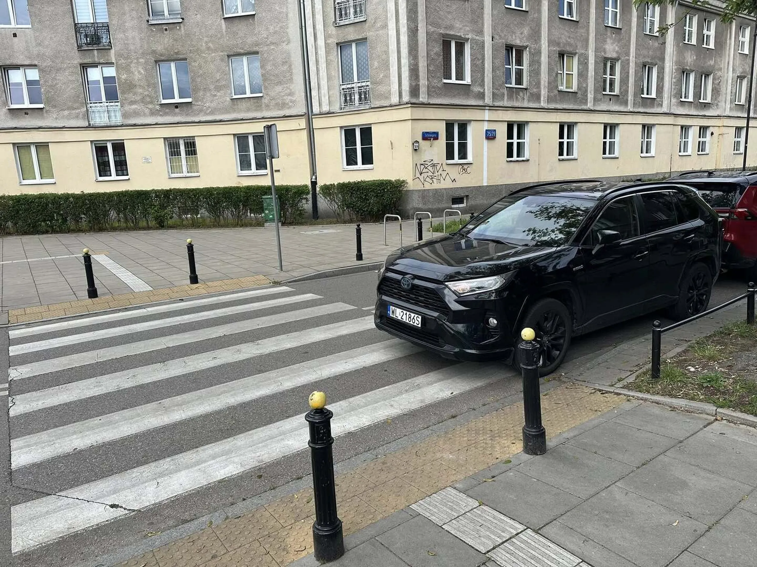 parkuje tuż przed przejściem, nie liczy się z pieszymi