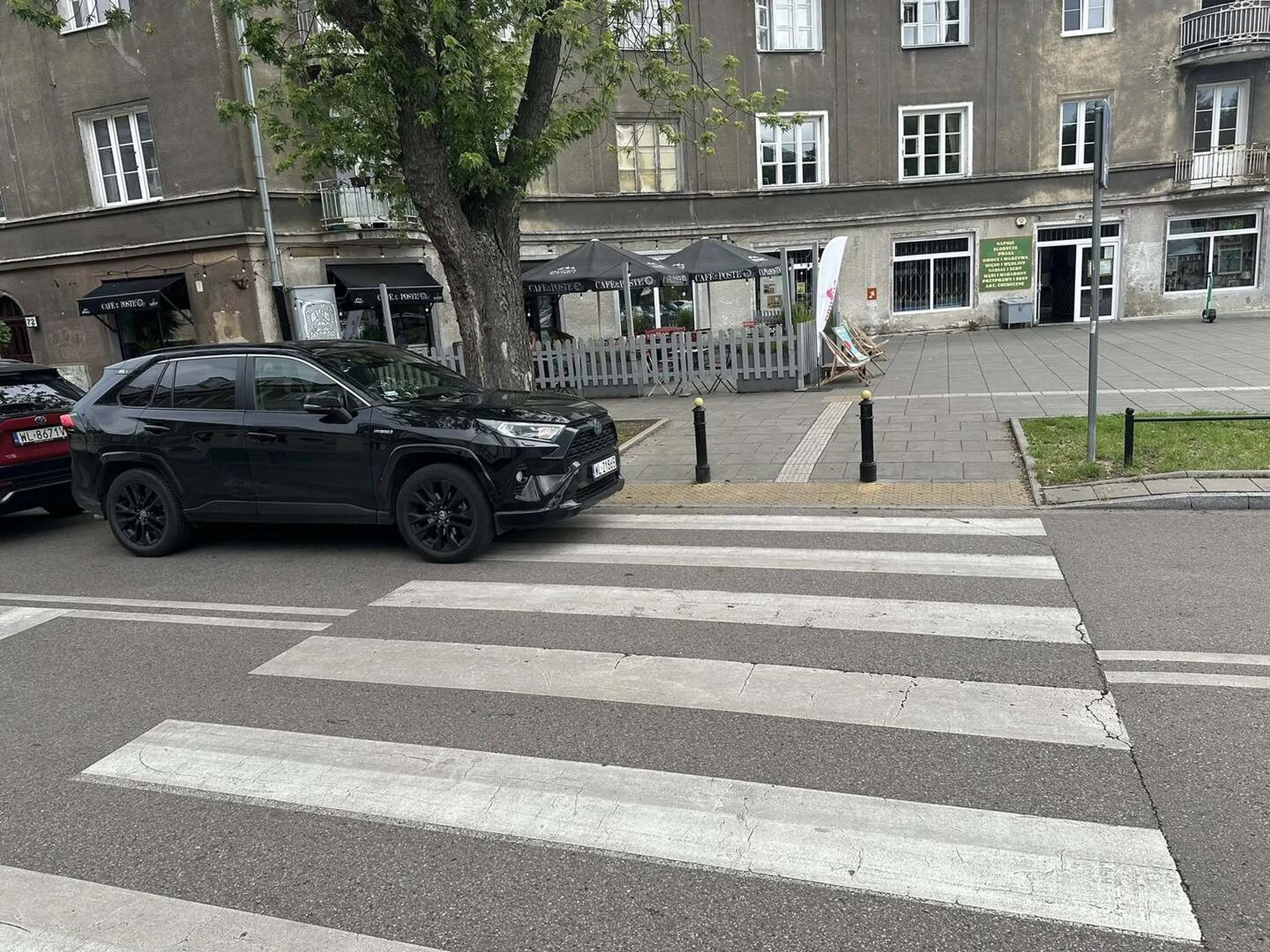 parkuje tuż przed przejściem, nie liczy się z pieszymi