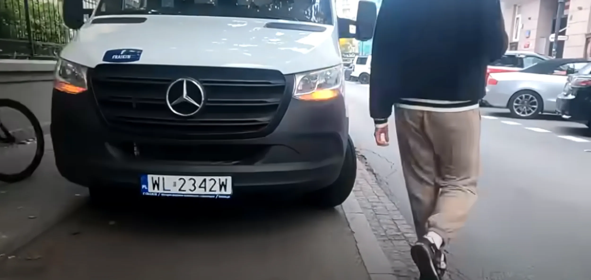 Parkuje na ścieżce dla rowerów