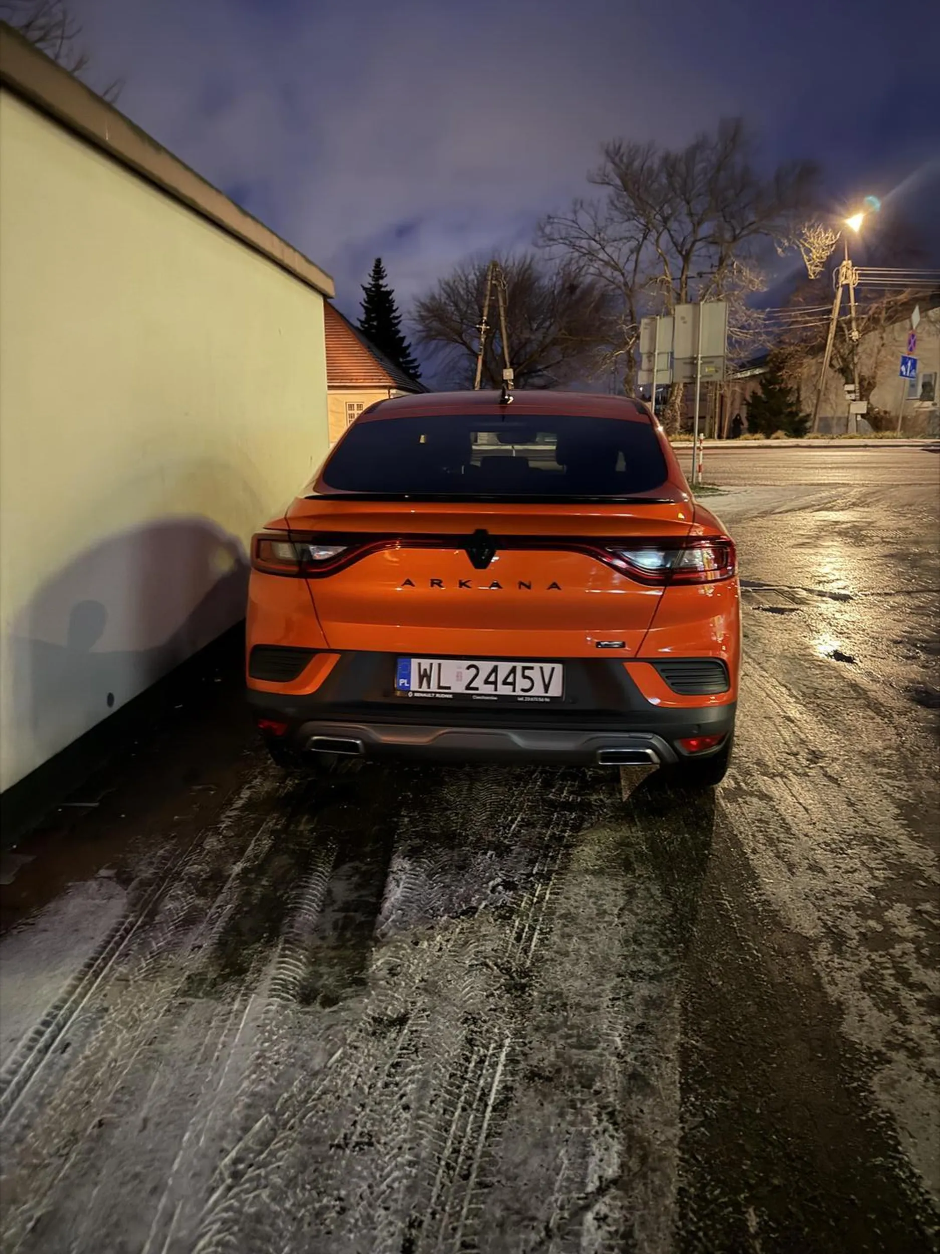 Wyjeżdża wymuszając potem się wlecze to jeszcze na wielkim pustym parkingu księciowi ciężko przejść kawałek tylko musi stanąć na środku drogi pod samym wejściem