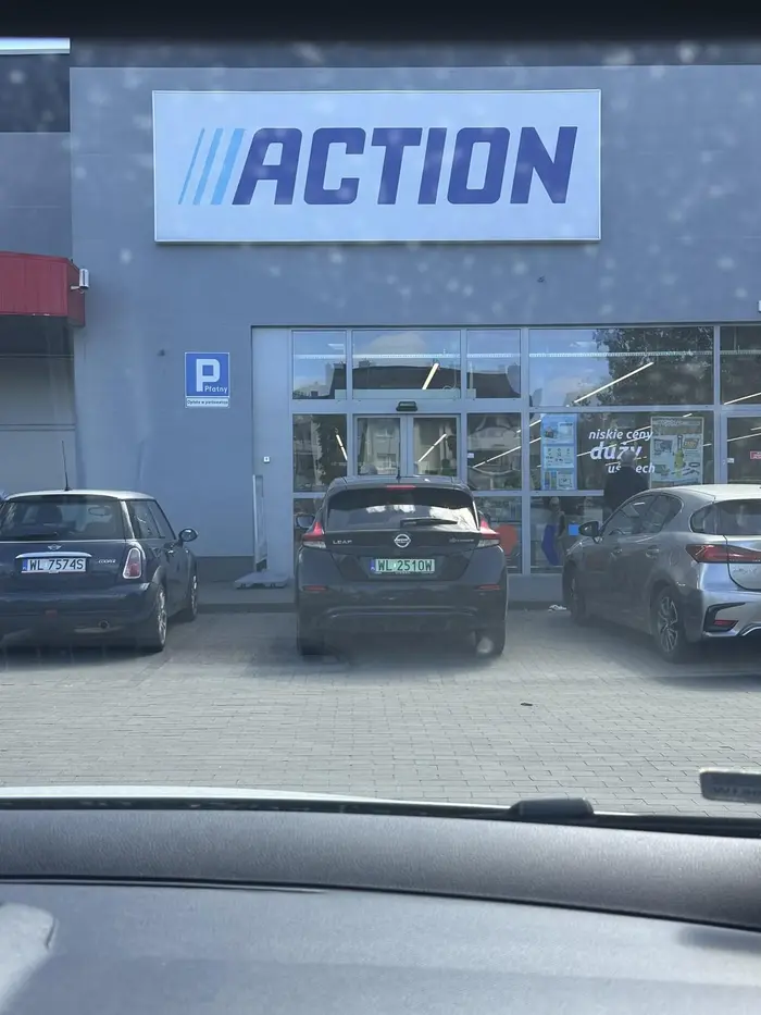 Kolega zaparkował jak król na zatłoczonym parkingu na dwóch miejscach myśląc że nikt nie zauważy