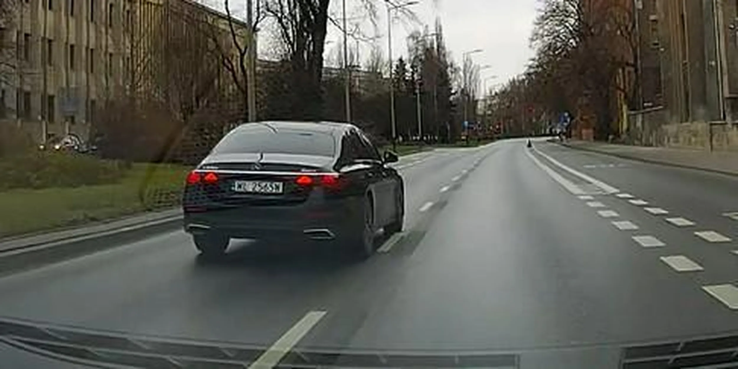 Pan bardzo agresywny z dzieckiem z tyłu ,robi sobie z bus pasa swoja autostradę, mruga światłami jeździ jak mu się podoba i tak uczy swoje dziecko ,szkoda dziecka