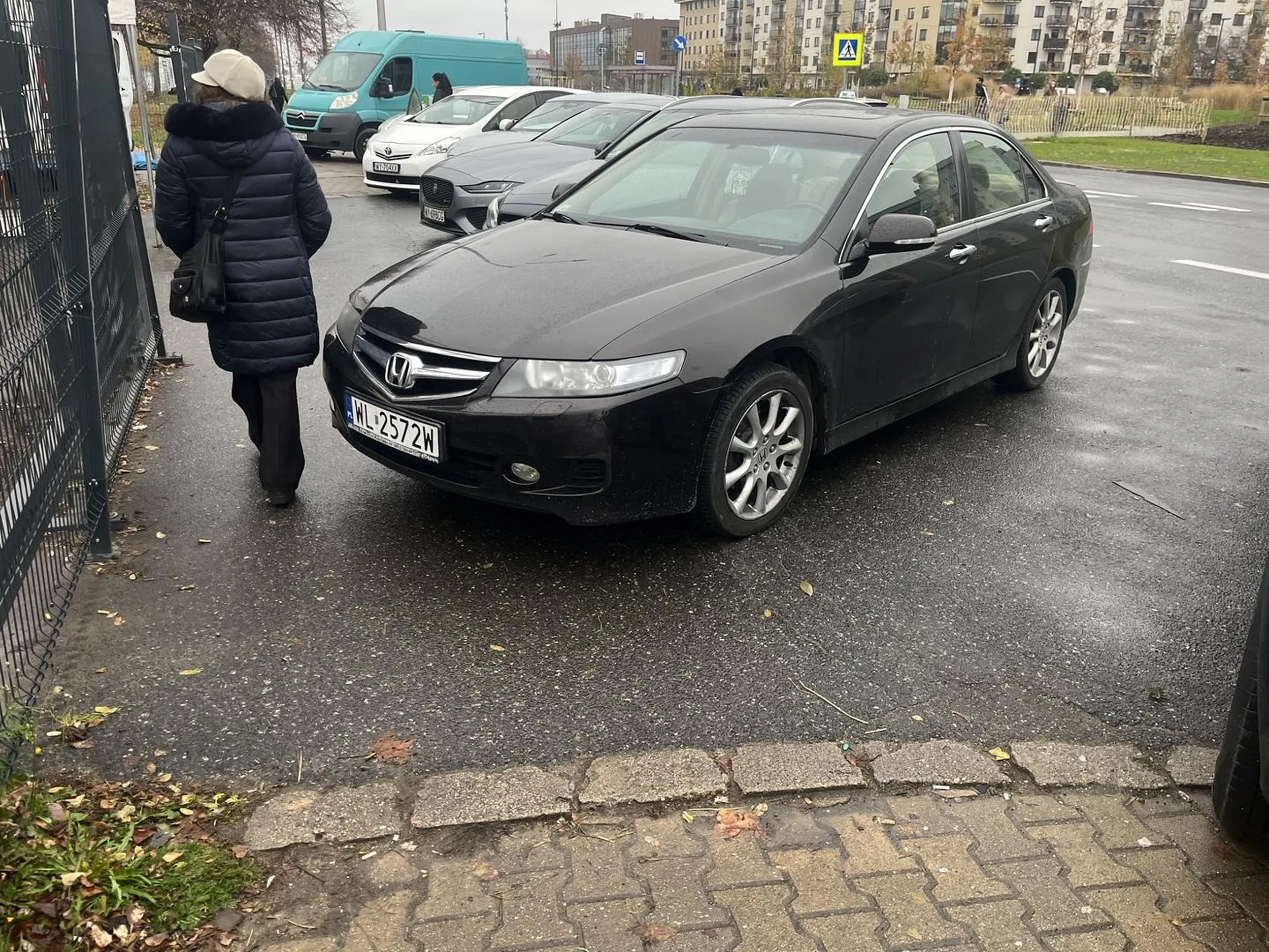 Bigos trzyma ze skarpetkami kupionymi na bazarze -podobny mają zapach. O innych nie myśli. (Ulica z zakazem zatrzymywania się)