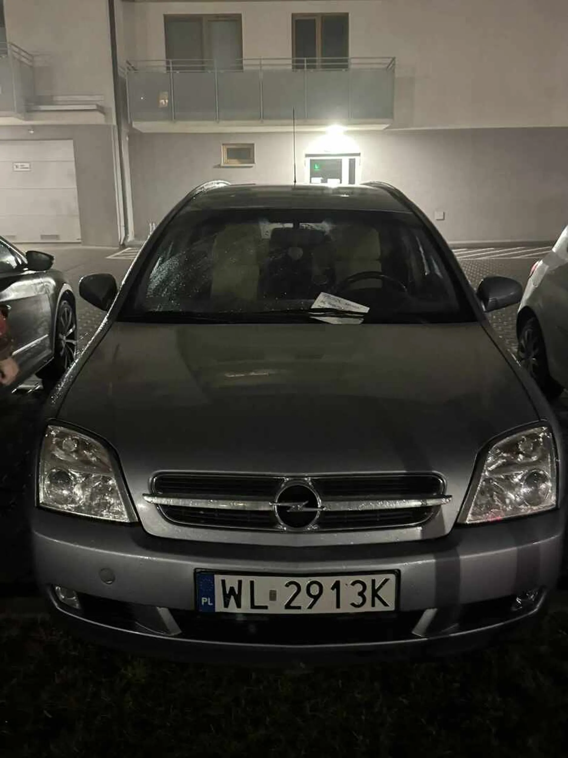 Uwaga ten kierowca nie potrafi czytać i szanować cudzej własności  parkuje na nie swoich miejscach.