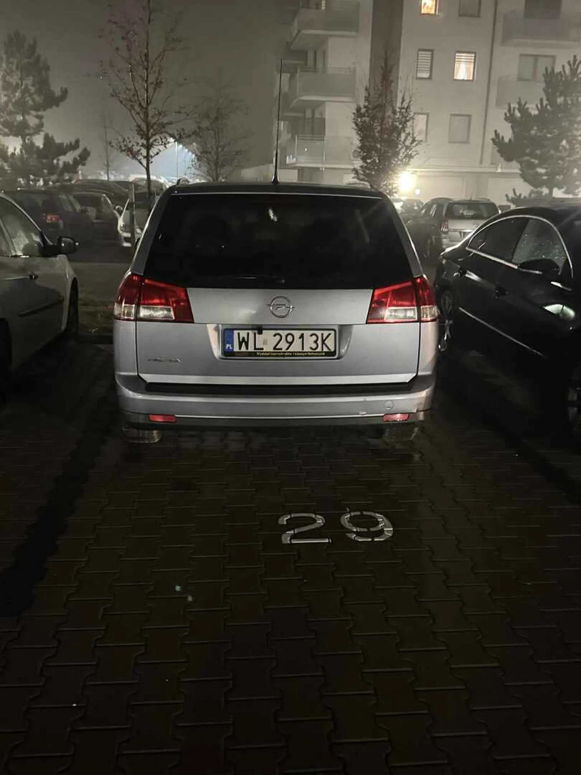 Uwaga ten kierowca nie potrafi czytać i szanować cudzej własności  parkuje na nie swoich miejscach.