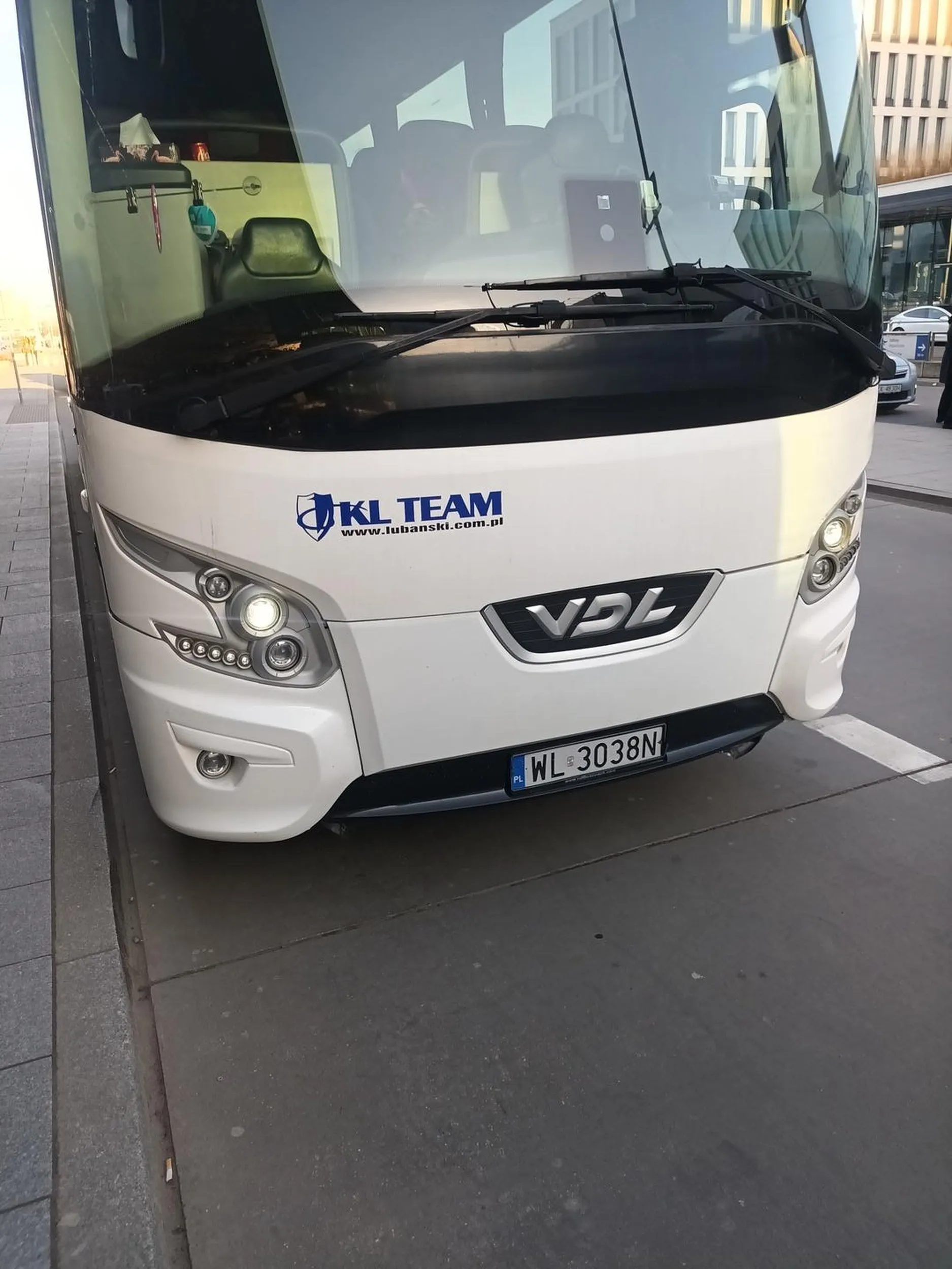 Kierowca nie stosuje się do ogólnych przepisów ruchu drogowego. Stwarza zagrożenie dla swoich pasażerów