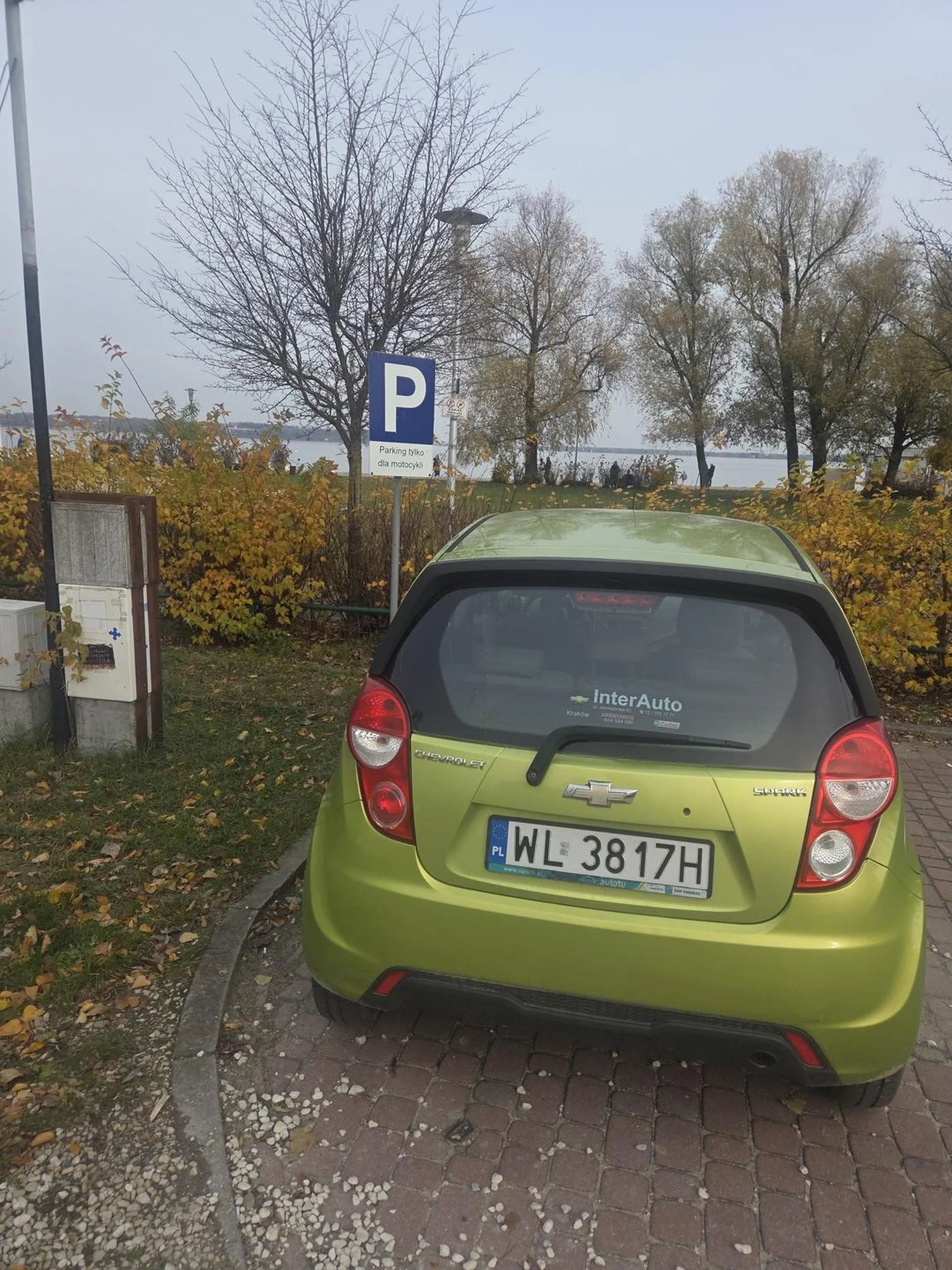 Parkowanie na utwardzonym miejscu dla motocykli, podczas gdy parking wypelniony w 10% i kilkadziesiat wolnych miejsc dla samochodow.