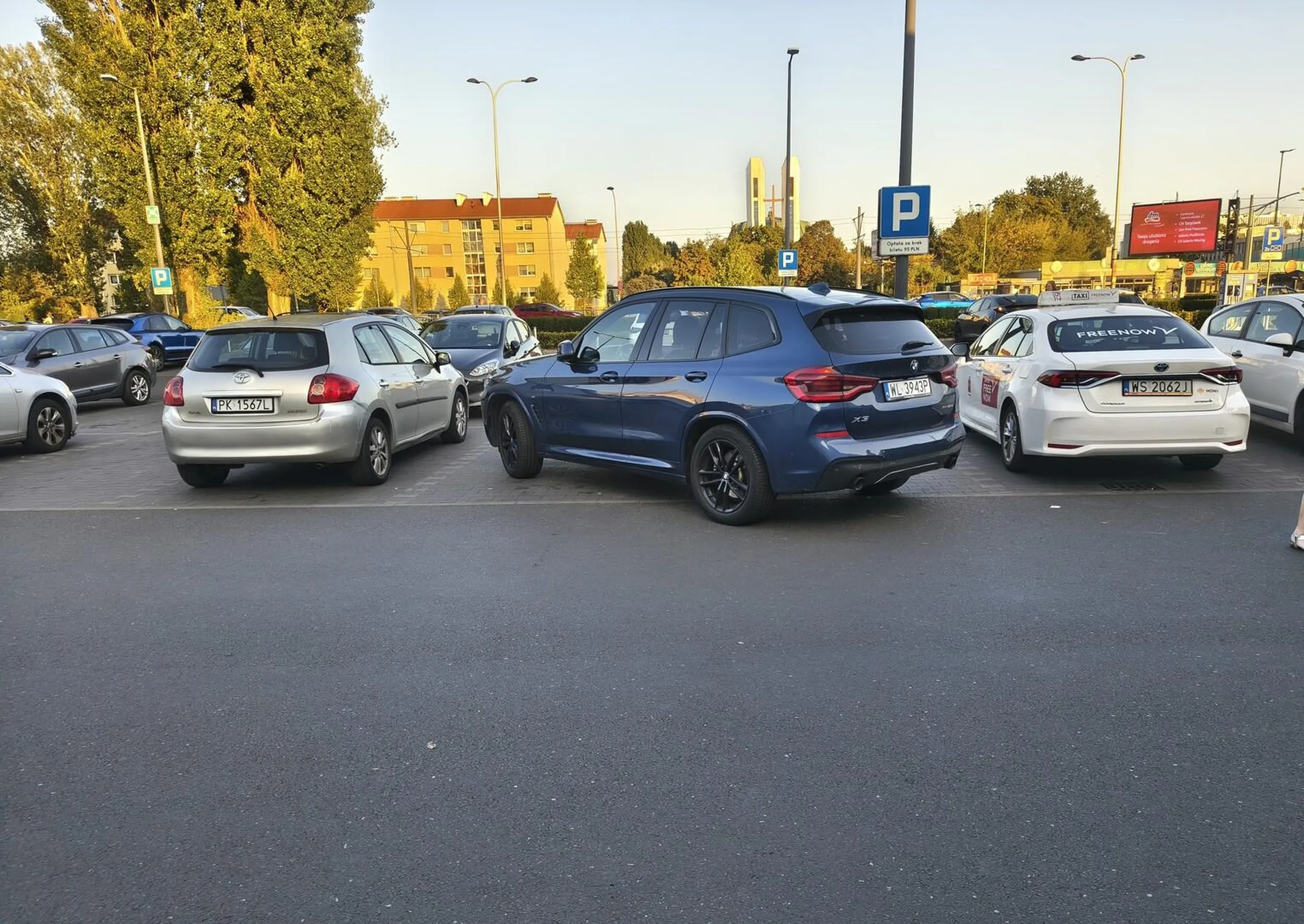 Kierowca BMW ma problem z prawidłowym parkowaniem.