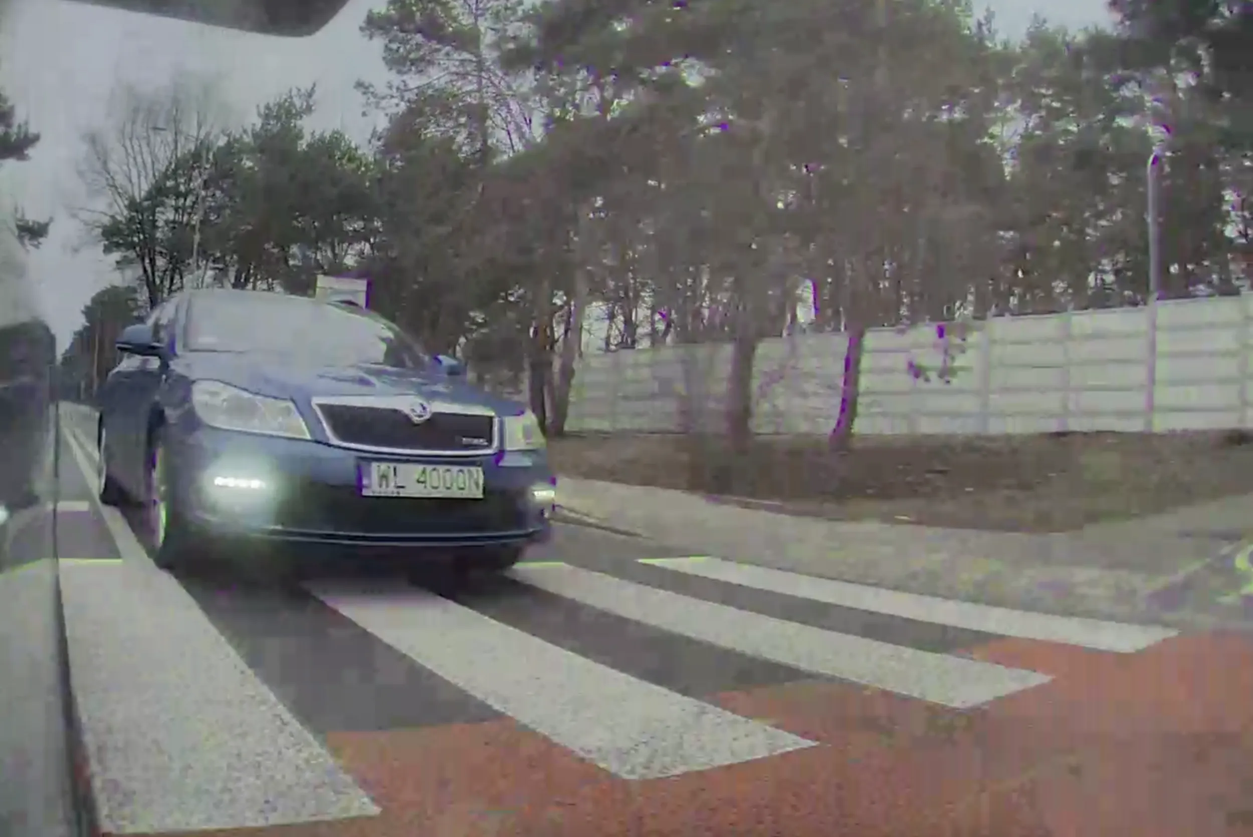 Mistrz wyprzedania na pasach przy szkole!