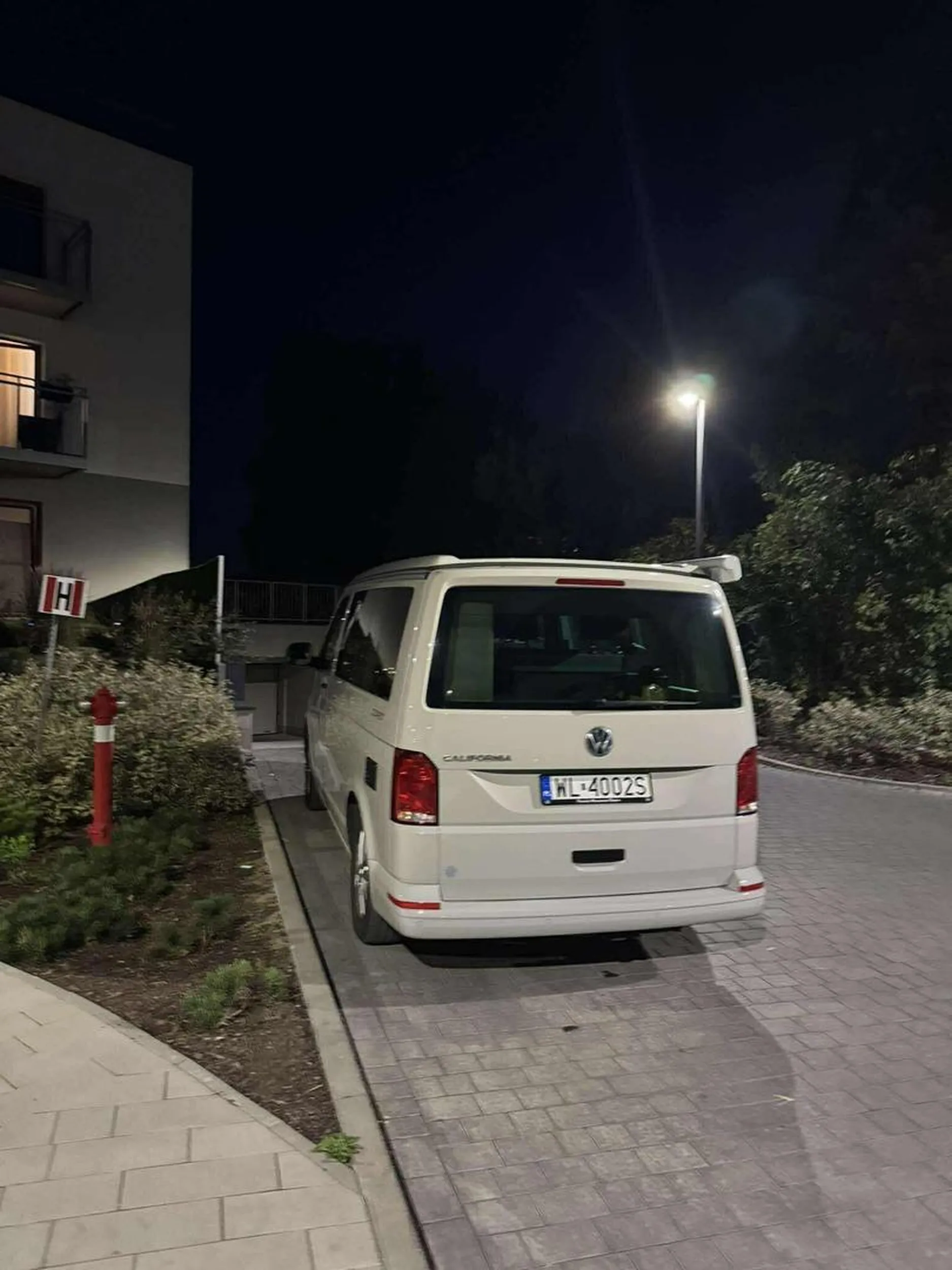 Zastawia droge pozarowa i wjazd do garazu, bezmozg ktory ma w dupie innych ludzi